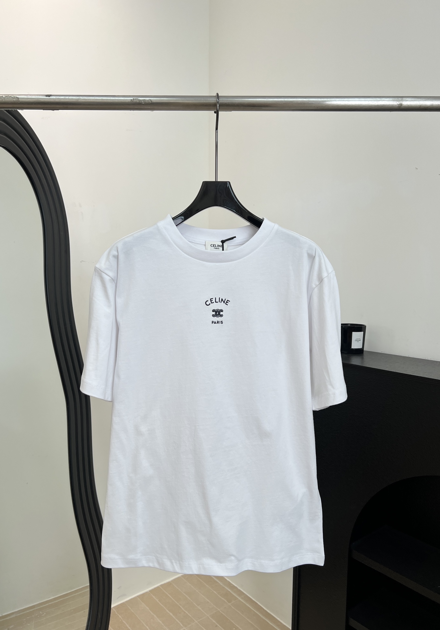 NO:806860,Celine's new spring and summer embroidered round neck short-sleeved T-shirt, with straight shoulder flat seam technology on the shoulders, flat embroidery technology on the chest to present the brand logo, casual fit, size S M L,,celine,T-shirt,tees,t-shirt,19860909Celine 春夏新款 刺绣圆领短袖T恤、肩部采用正肩平缝工艺、胸前采用平绣工艺呈现品牌标识、休闲版型 码数S M L,,celine,T-shirt,tees，t-shirt,,Women's clothing