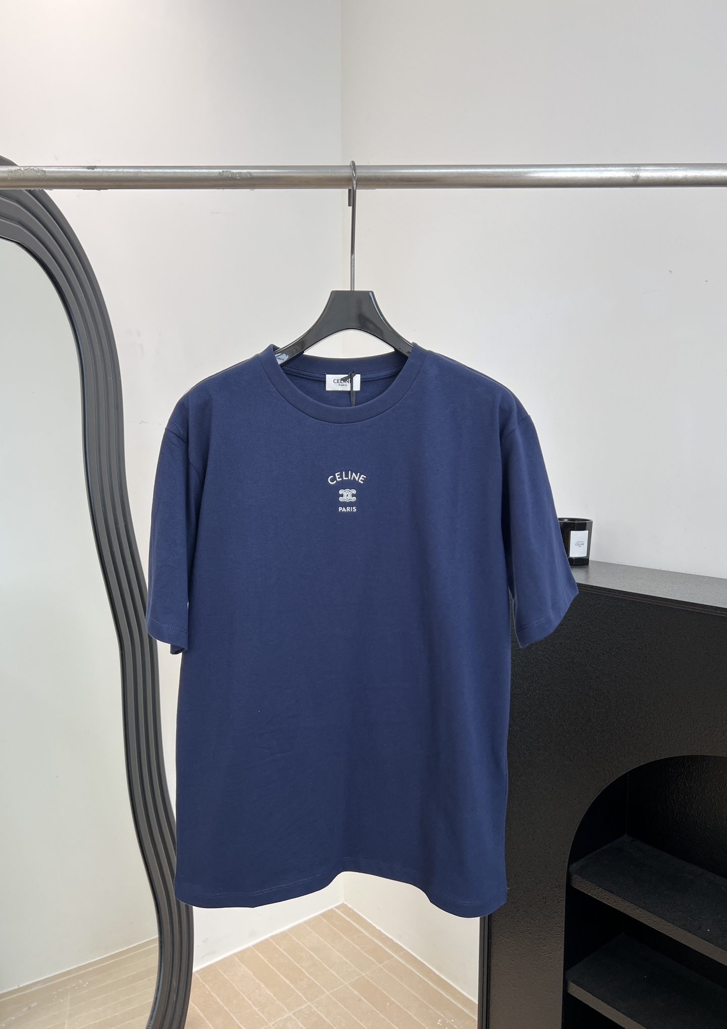 NO:839202,Celine's new spring and summer embroidered round neck short-sleeved T-shirt, with straight shoulder flat seam technology on the shoulders, flat embroidery technology on the chest to present the brand logo, casual fit, size S M L,,celine,T-shirt,tees,t-shirt,19860909Celine 春夏新款 刺绣圆领短袖T恤、肩部采用正肩平缝工艺、胸前采用平绣工艺呈现品牌标识、休闲版型 码数S M L,,celine,T-shirt,tees，t-shirt,,Women's clothing