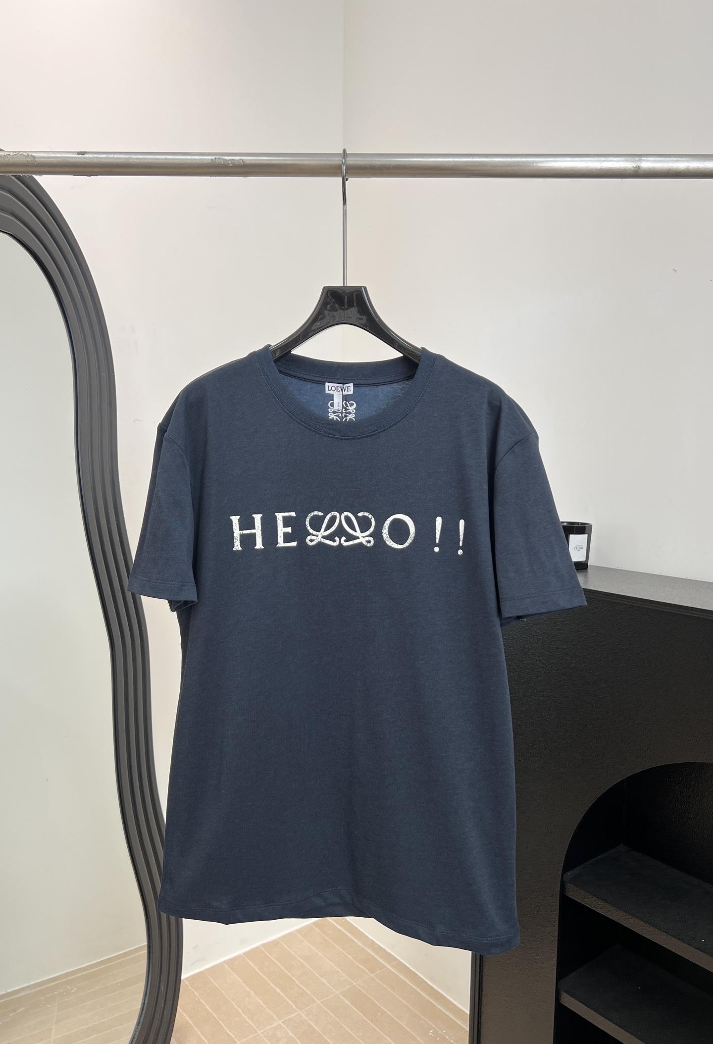 NO:806857,LOEWE spring and summer new Hello printed short-sleeved T-shirt, navy blue mercerized cotton blend, soft and comfortable, 'HECO!' letter design on the front, casual fit, size S M L,,loewe,T-shirt,tees,t-shirt,19860909LOEWE 春夏新款 Hello印花短袖T恤、藏青色丝光棉混纺、柔软舒适、正面“HECO！”字母设计、休闲版型 码数S M L,,loewe,T-shirt,tees，t-shirt,,Women's clothing