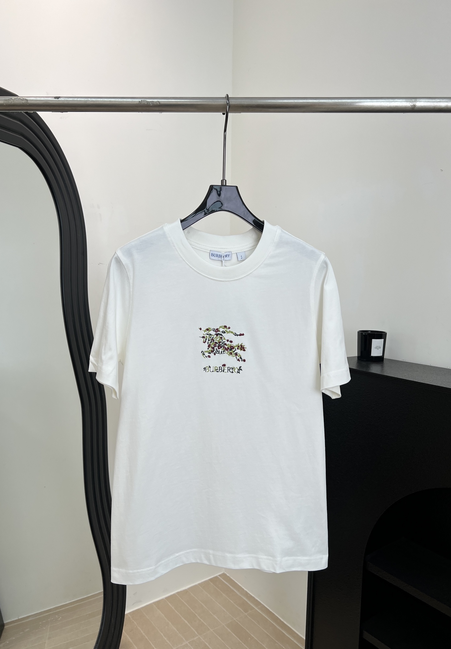 NO:806854,Burberry spring and summer new style floral war horse print embroidery round neck short-sleeved T-shirt, the core vision of the front chest adopts flat embroidery ten printing technology to present the brand's iconic equestrian knight logo, casual fit size S M L,, burberry, T-shirt,19860909Burberry 春夏新款 花卉战马印花刺绣圆领短袖T、前胸核心视觉采用平绣十印花工艺呈现品牌标志性马术骑士徽标、休闲版型 码数S M L,,burberry,T-shirt,,Women's clothing