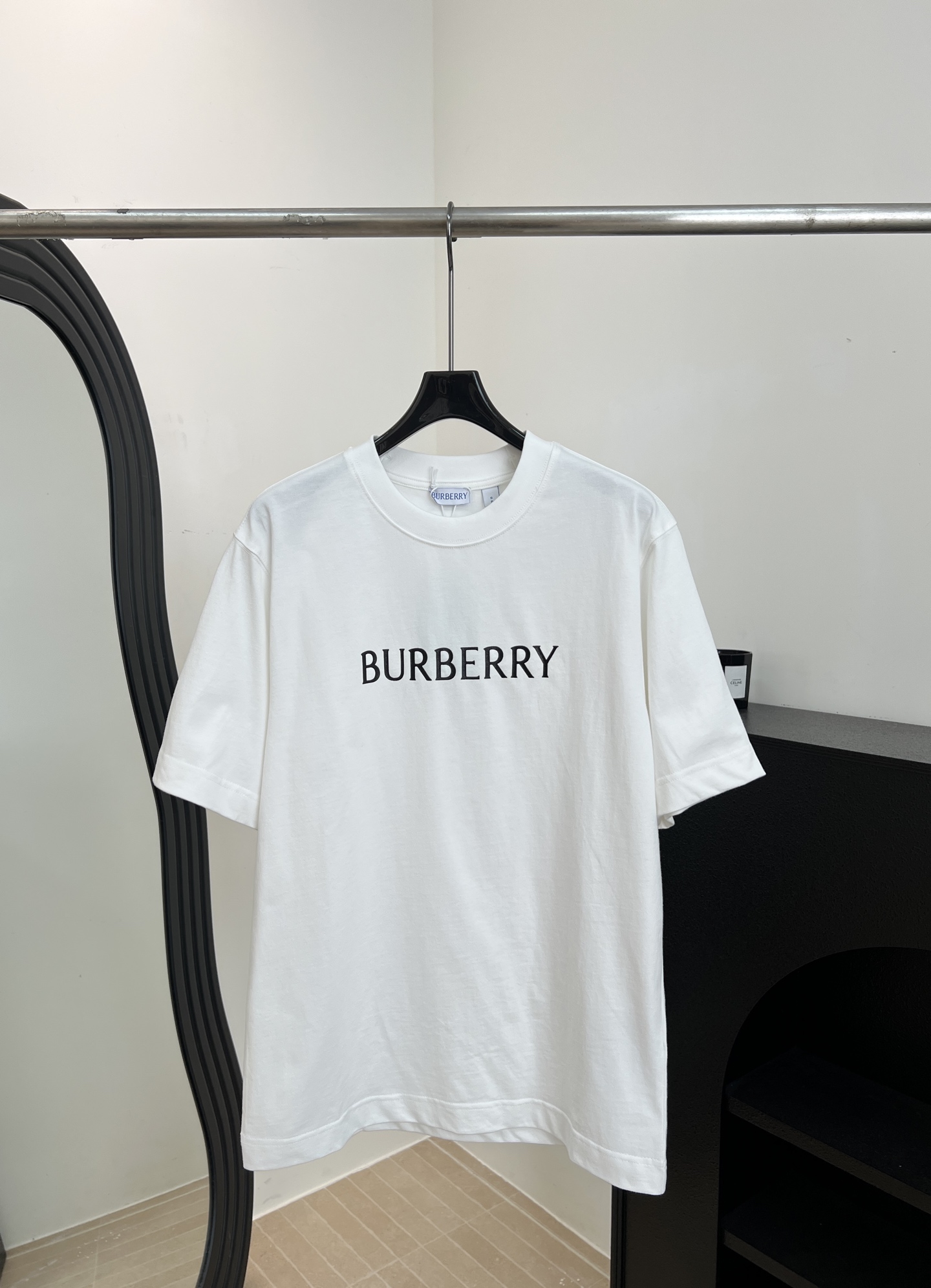 NO:806851,Burberry spring and summer new style, short-sleeved T-shirt with printed letters, light and breathable plain cotton, front printed BURBERRY ink blending, casual fit, size S M L,, burberry, T-shirt,19860909Burberry 春夏新款 印花字母短袖T、轻盈透气平织棉、正面印花BURBERRY水墨晕染、休闲版型 码数S M L,,burberry,T-shirt,,Women's clothing