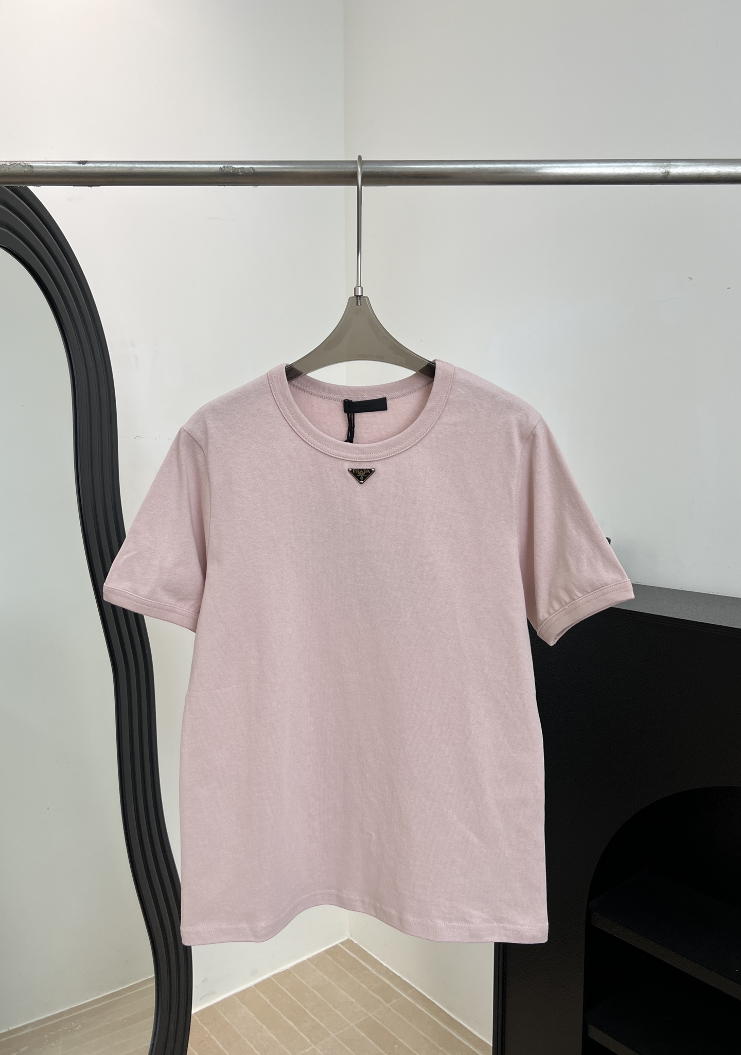 NO:806848,Prada's new spring and summer metal triangle logo round neck short-sleeved T-shirt. The neckline uses double-needle hemming technology and reinforced rib collar. The front placket is embellished with the iconic metal triangle patch. It is fixed by precision riveting technology. Casual fit. Size S M L,, prada, T-shirt, tees, t-shirt,19860909Prada 春夏新款 金属三角标圆领短袖T恤、领口采用双针包边工艺搭配加固罗纹领座、前襟点缀标志性金属三角饰片、通过精密铆合工艺固定、休闲版型 码数S M L,,prada,T-shirt,tees，t-shirt,,Women's clothing