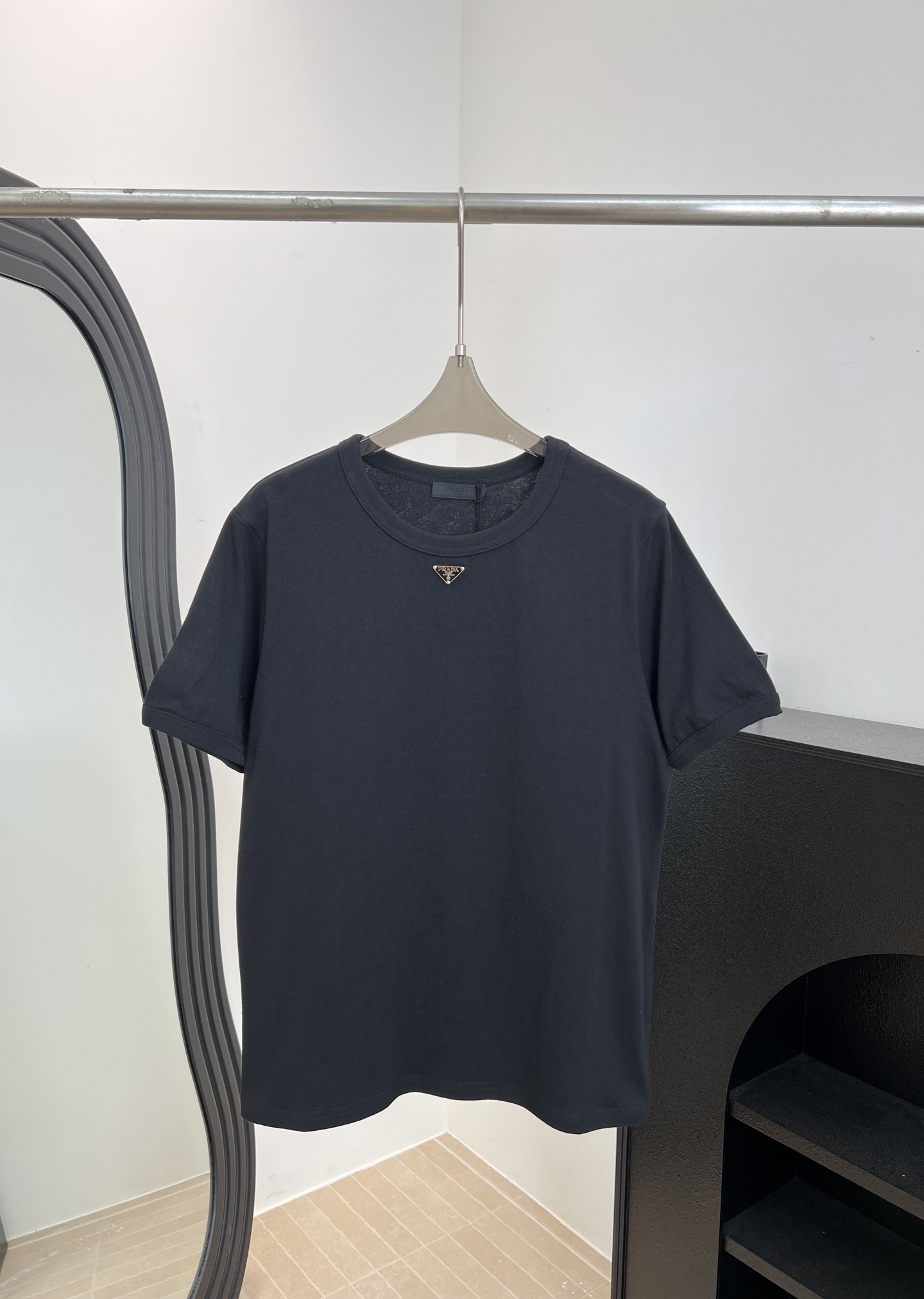 NO:839184,Prada's new spring and summer metal triangle logo round neck short-sleeved T-shirt. The neckline uses double-needle hemming technology and reinforced rib collar. The front placket is embellished with the iconic metal triangle patch. It is fixed by precision riveting technology. Casual fit. Size S M L,, prada, T-shirt, tees, t-shirt,19860909Prada 春夏新款 金属三角标圆领短袖T恤、领口采用双针包边工艺搭配加固罗纹领座、前襟点缀标志性金属三角饰片、通过精密铆合工艺固定、休闲版型 码数S M L,,prada,T-shirt,tees，t-shirt,,Women's clothing