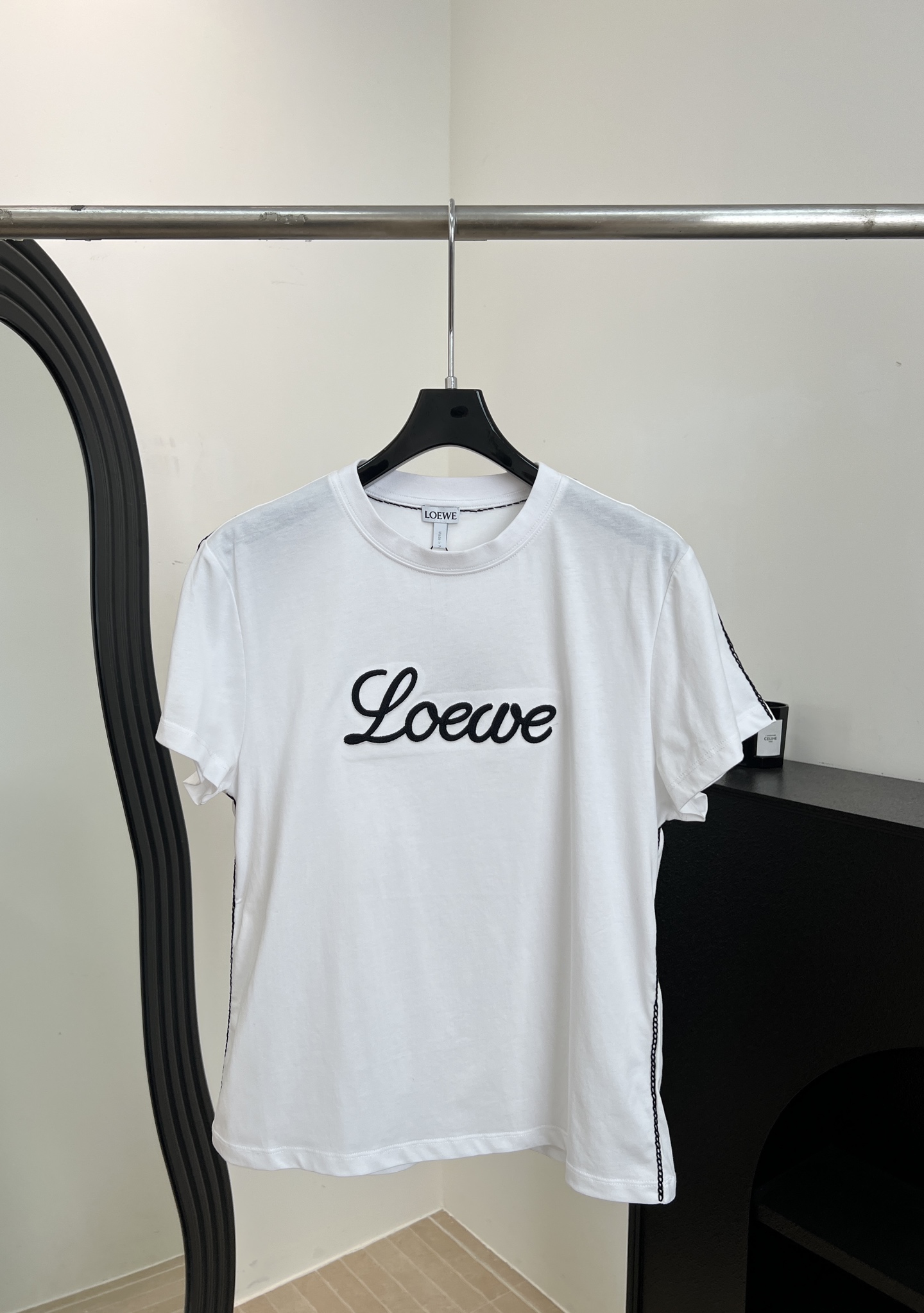 NO:796985,Loewe spring and summer new style cursive logo short-sleeved T-shirt, made of pure cotton fabric, black cursive logo embroidery on the chest, side seam details, small front shoulder size, size S M L,,loewe,T-shirt,tees,t-shirt,19860909Loewe 春夏新款 草写logo短袖T恤、采用纯棉面料、胸前黑色草写logo刺绣、侧面锁边细节、正肩小版型 码数S M L,,loewe,T-shirt,tees，t-shirt,,Women's clothing
