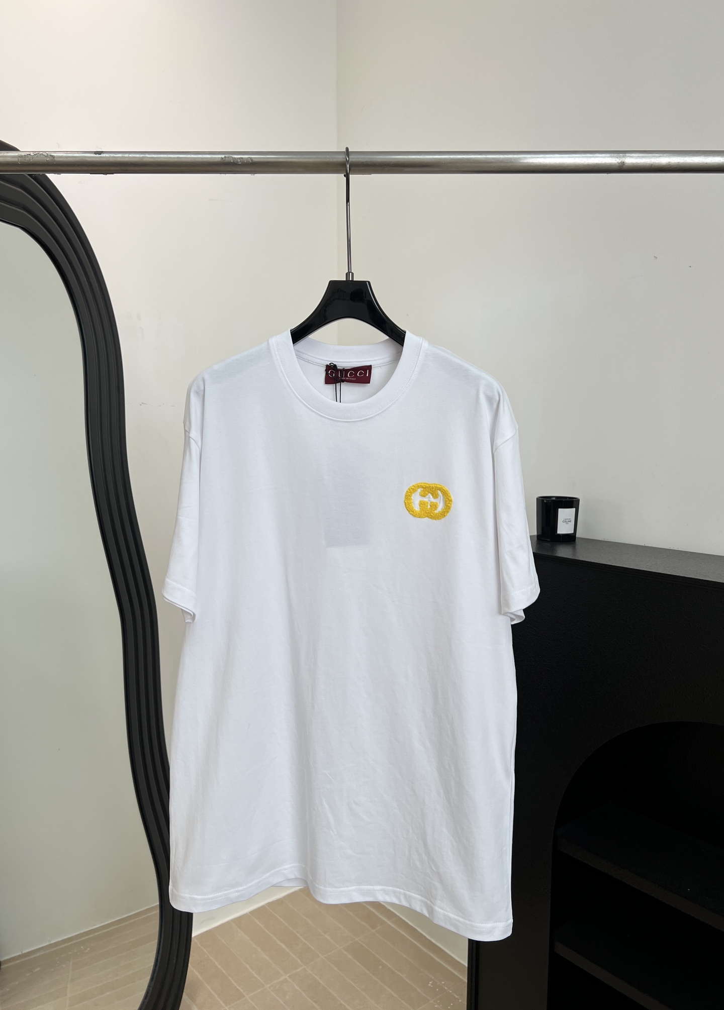 NO:806845,Gucci spring and summer new style embroidered round neck short-sleeved T-shirt, made of pure cotton fabric, terry embroidery (terry embroidery) technology is used on the left chest, the embroidery thread is full of velvet feel, the round neck type is reinforced with double-needle hemming technology, casual fit, size S M L,, gucci, T-shirt, tees, t-shirt,19860909Gucci 春夏新款 刺绣圆领短袖T恤、采用纯棉面料、左胸位置采用毛巾绣（毛圈绣）工艺、绣线绒感饱满、圆领领型采用双针包边工艺加固、休闲版型 码数S M L,,gucci,T-shirt,tees，t-shirt,,Women's clothing