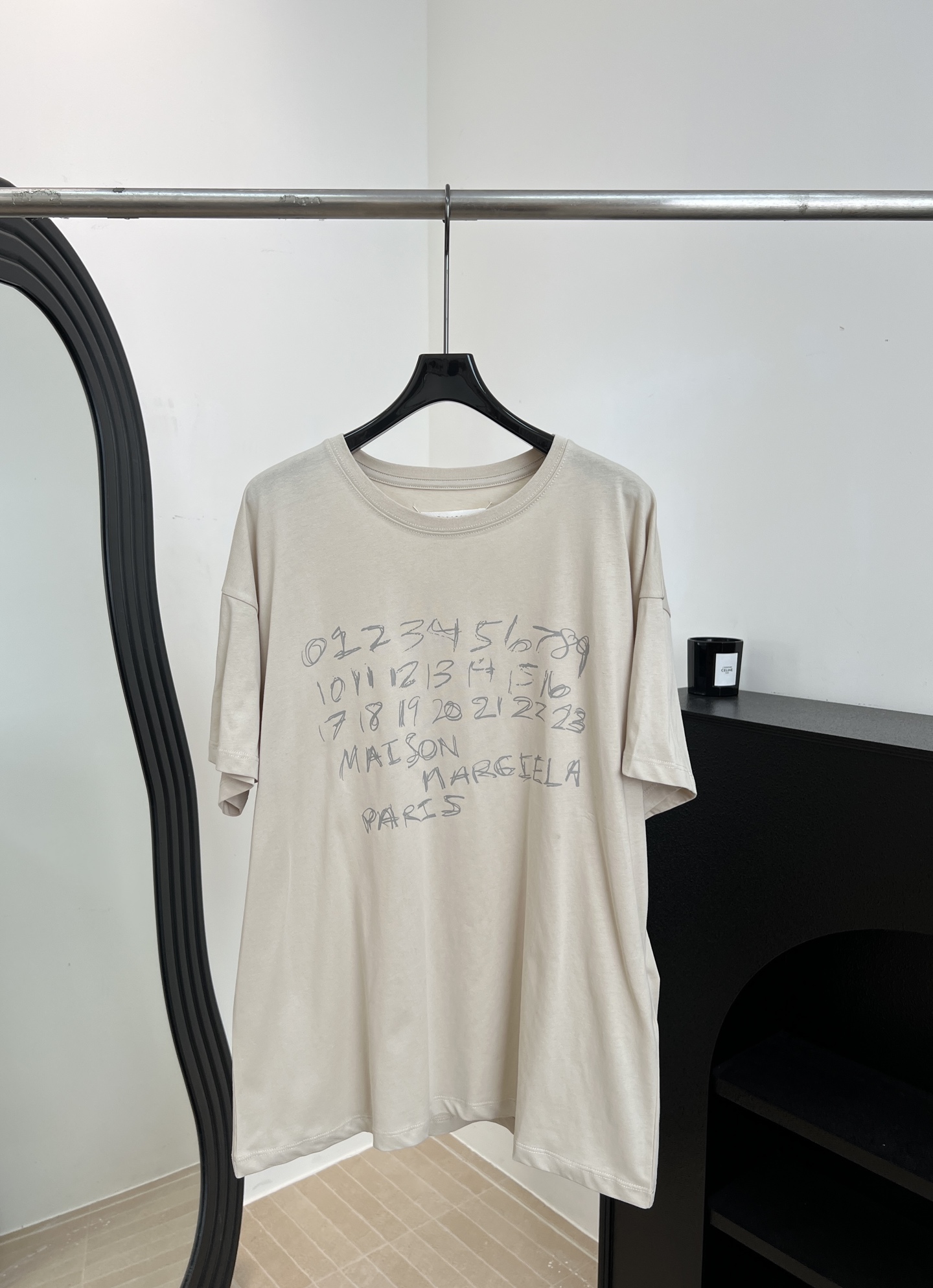 NO:806842,Maison Margiel* MM6 new spring and summer Logo printed short-sleeved T-shirts, T-shirts use relatively light fabrics, the entire printing effect is cursive fonts, casual fit, size S M L, masion margiela, T-shirt, tees, t-shirt,19860909Maison Margiel* MM6 春夏新款 Logo印花短袖T恤、T恤使用比较轻薄的面料、整个印花效果为草写字体、休闲版型 码数S M L,,masion margiela,T-shirt,tees，t-shirt,,Women's clothing