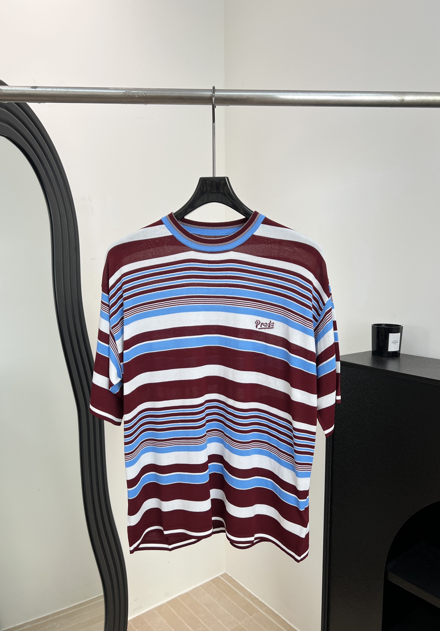 NO:807991,Prada spring and summer new style striped knitted short-sleeved, burgundy, blue and white contrasting design, soft and breathable knitted fabric, triangle logo embroidery on the chest, casual fit, size S M L,, prada, T-shirt,19860909Prada 春夏新款 条纹针织短袖、酒红、蓝、白撞色设计、针织面料柔软透气、胸前三角标刺绣、休闲版型 码数S M L,,prada,T-shirt,,Women's clothing
