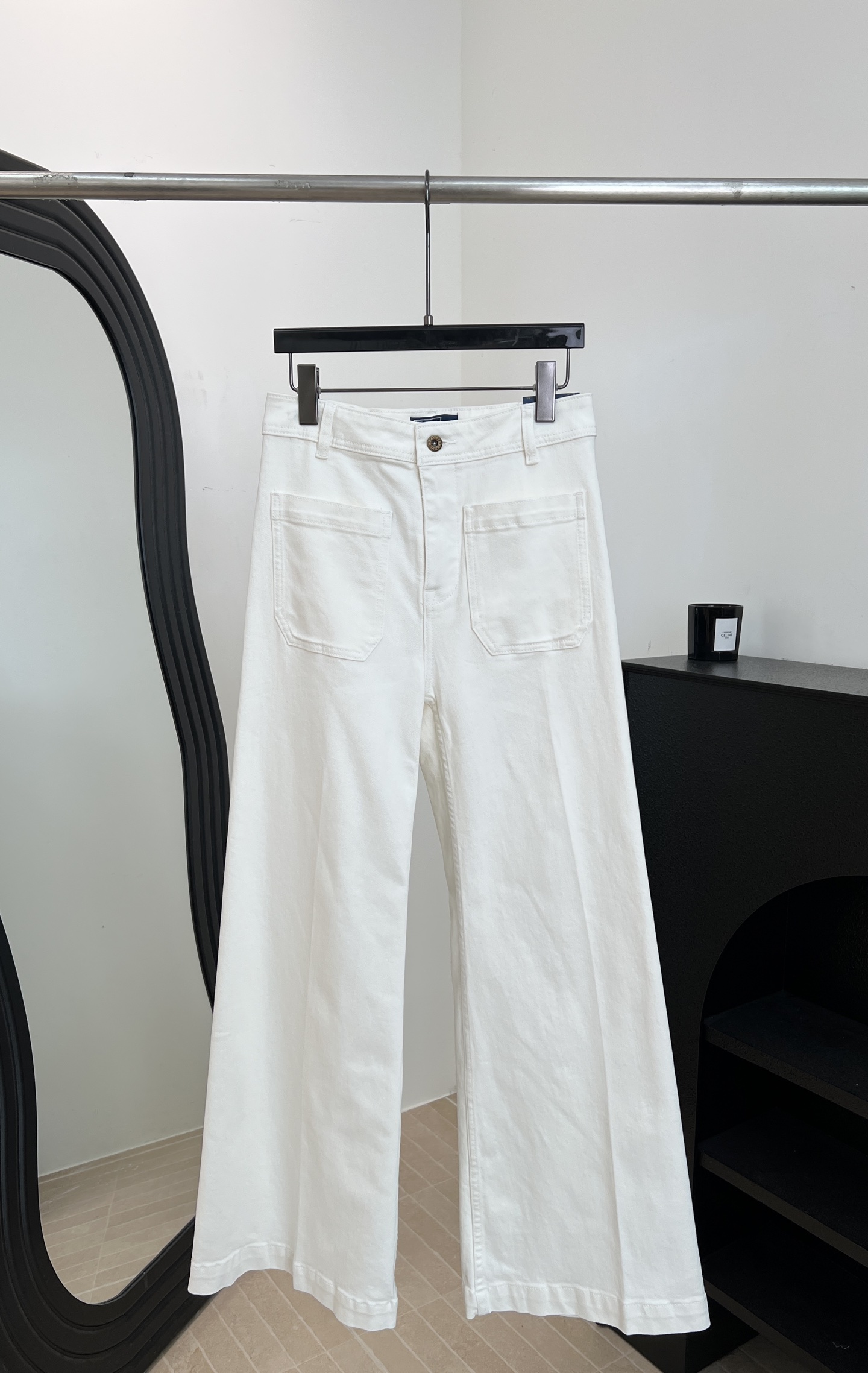NO:805714,Ralph Lauren early spring new style retro double patch pocket wide-leg jeans, iconic double patch pocket design, visually modify the crotch line, super friendly to pear-shaped figures, high waist + wide leg version, code number 24/25/26/27/28/29,,loro piana,jeans,19860909Ralph Lauren 拉夫劳伦 早春新款 复古双贴袋阔腿牛仔裤、标志性双贴袋设计、视觉上修饰胯部线条、对梨形身材超友好、高腰+阔腿版型 码数24/25/26/27/28/29,,loro piana,jeans,,Women's clothing
