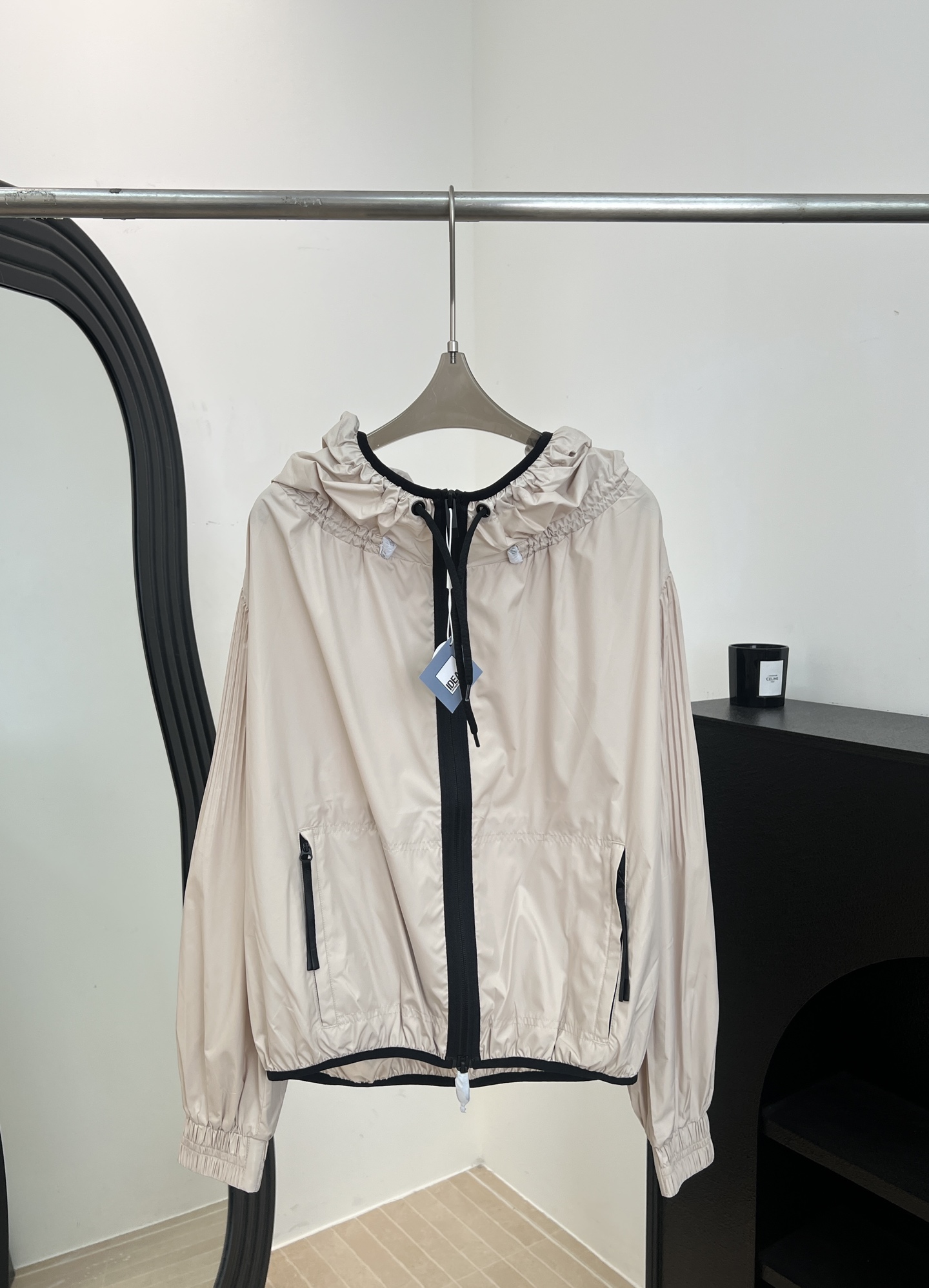 NO:799414,Unlabeled Moncler muzzle, new style for early spring, lightweight hooded sun protection garment, super comfortable to wear outdoors in summer, high UPF sun protection index, effective in blocking ultraviolet rays, hooded design to protect the head and neck, slightly wrinkled texture, casual fit, size S M L XL,, Moncler, hats,19860909无标 Moncler 蒙口 早春新款 轻薄连帽防晒衣、夏天户外穿超舒服、UPF防晒指数高有效阻挡紫外线、连帽设计更护头颈、微皱肌理感、休闲版型 码数S M L XL,,Moncler,hats,,Women's clothing