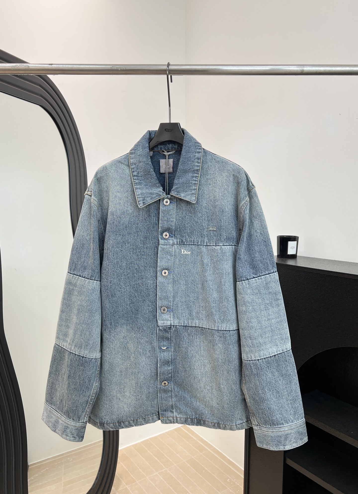 NO:799888,Men's Dior spring and summer new patchwork denim jacket, washed gradient blue retro, splicing details on sleeves and body, Dior embroidered logo on chest, loose fit, size S M L XL,, dior, jackets & coats,19860909男款Dior 春夏新款 拼接牛仔外套、水洗渐变蓝色复古、袖子和衣身拼接细节、胸前Dior刺绣标志、宽松版型 码数S M L XL,,dior,jackets & coats,,Women's clothing