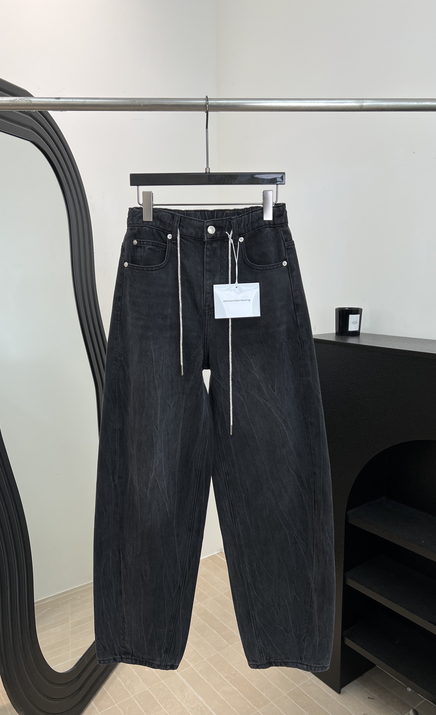 NO:799864,ALEXANDER WANG Spring and summer new style scimitar drawstring wide-leg jeans, bamboo texture fabric, retro wash, rhinestone drawstring design and practical design, scimitar cut to modify the leg shape, casual fit, size S M L,,alexander wang,jeans,19860909ALEXANDER WANG 大王 春夏新款 弯刀抽绳阔腿牛仔裤、竹节肌理感面料、复古水洗、烫钻抽绳设计实用、弯刀剪裁修饰腿型、休闲版型 码数S M L,,alexander wang,jeans,,Women's clothing