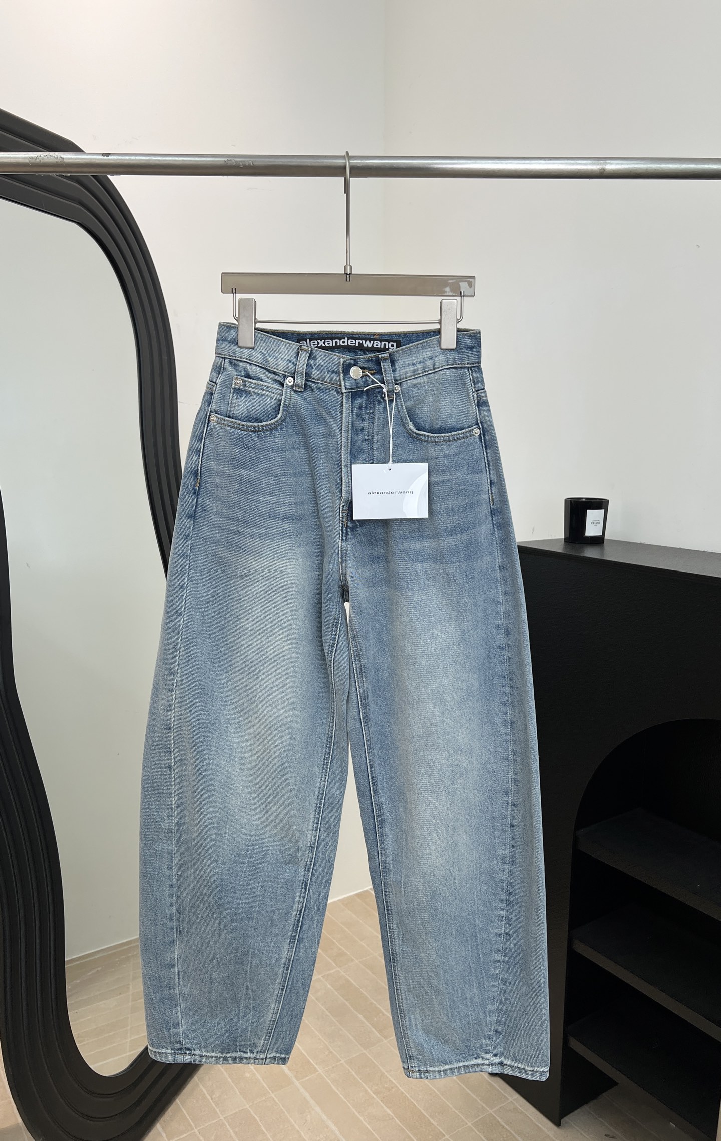 NO:799862,ALEXANDER WANG Spring and Summer New Scimitar Jeans, High Waisted and Wide Leg Design, Retro Washed Light Blue Fabric, Soft and Drapey, Embossed Letters on the Back Pocket, Casual Fit Size S M L,,alexander wang,jeans,19860909ALEXANDER WANG 大王 春夏新款 弯刀牛仔裤、高腰阔腿设计、复古水洗浅蓝面料、柔软有垂感、后面口袋有压花字母、休闲版型 码数S M L,,alexander wang,jeans,,Women's clothing