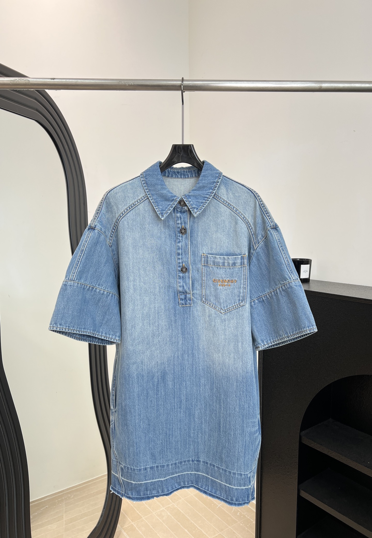 NO:799866,Givenchy Givenchy spring and summer new denim shirt skirt, light blue retro American style, embroidered chest pocket, hem tassel design, casual fit, size S M L,,givenchy,givenchy,skirts,shirts,19860909Givenchy 纪梵希 春夏新款 牛仔衬衫裙、浅蓝色复古美式风格、胸前刺绣口袋、下摆流苏设计、休闲版型 码数S M L,,givenchy,givenchy,skirts,shirts,,Women's clothing