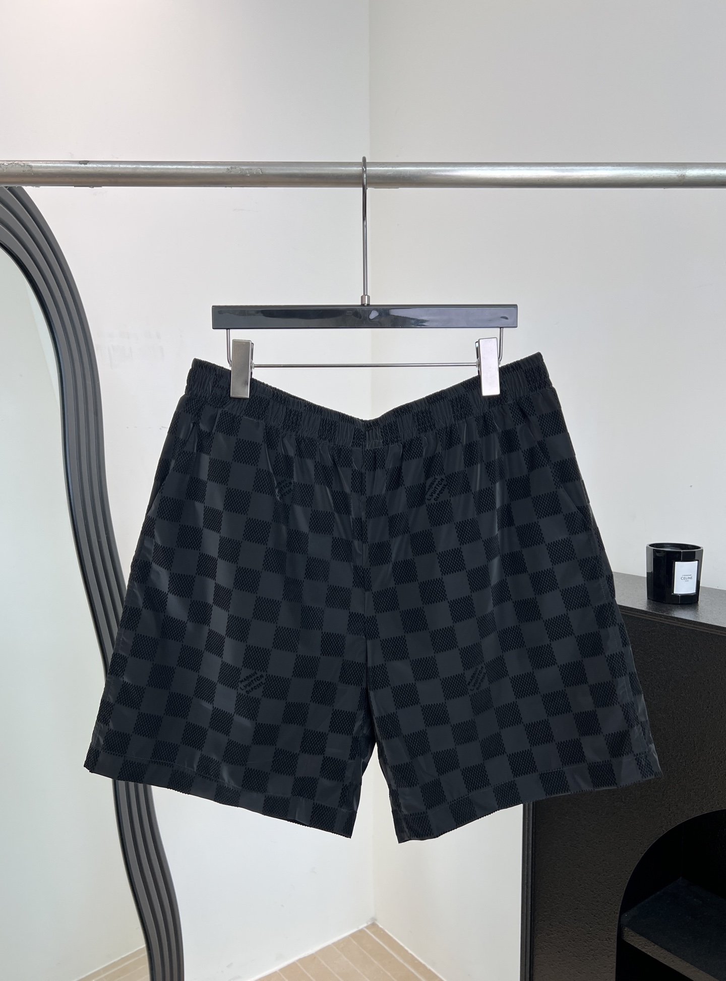NO:800950,Men's LouisVuitton Louis spring and summer new style flocked casual jacquard shorts, customized glossy windproof fabric, flocked matte Damier pattern, Marque L.Vuitton Déposée logo, velvet decoration to increase the sense of design, casual style, no matter who wears it, size S M L XL,,louis vuitton,louis vuitton,shorts,19860909男款LouisVuitton 路易 春夏新款 植绒休闲提花短裤、定制亮面防风面料面料、植绒哑光 Damier 图案、Marque L.Vuitton Déposée 标识、丝绒饰增加设计感、休闲款式 不挑人穿 码数S M L XL,,louis vuitton,louis vuitton,shorts,,Women's clothing