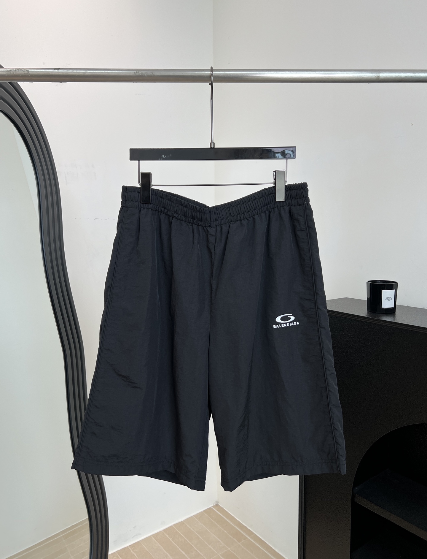 NO:808551,Balenciaga men's spring and summer new model, straight wide-leg casual shorts, customized silk quick-drying fabric, brand logo embroidered small label under the pocket, elastic elastic waistband, mesh lining inside, simple design style. It doesn't matter who wears it. Size S M L XL,,balenciaga,balenciaga,shorts,19860909男款Balengiaga 巴黎世家 春夏新款 直筒阔腿休闲短裤、订制丝质速干面料、口袋下方品牌logo刺绣小标、弹力松紧带腰围、内里网布内衬、简单设计款式 不挑人穿 码数S M L XL,,balenciaga,balenciaga,shorts,,Women's clothing