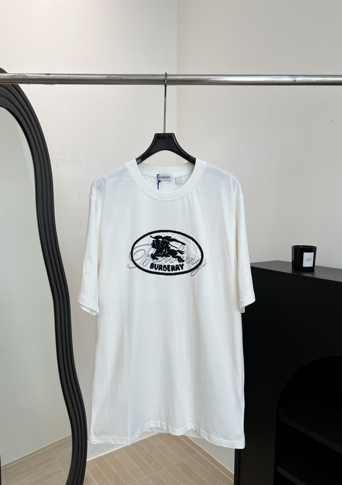 NO:800948,Burberry spring and summer new round neck knitted cotton T-shirt, slim fit, close-fitting tailoring, made of medium-thick plain cotton fabric, embellished with Burberry logo, Equestrian Knight logo (EKD) embroidery, rib knitted collar, same size for men and women, size S M L XL,, burberry, tees, t-shirt,19860909Burberry 春夏新款 圆领针织棉布T恤、修身版型,呈现贴身剪裁、选用中厚平织棉面料、点缀 Burberry 徽标、马术骑士徽标（EKD）刺绣、罗纹针织领口、男女同款 码数S M L XL,,burberry,tees，t-shirt,,Women's clothing