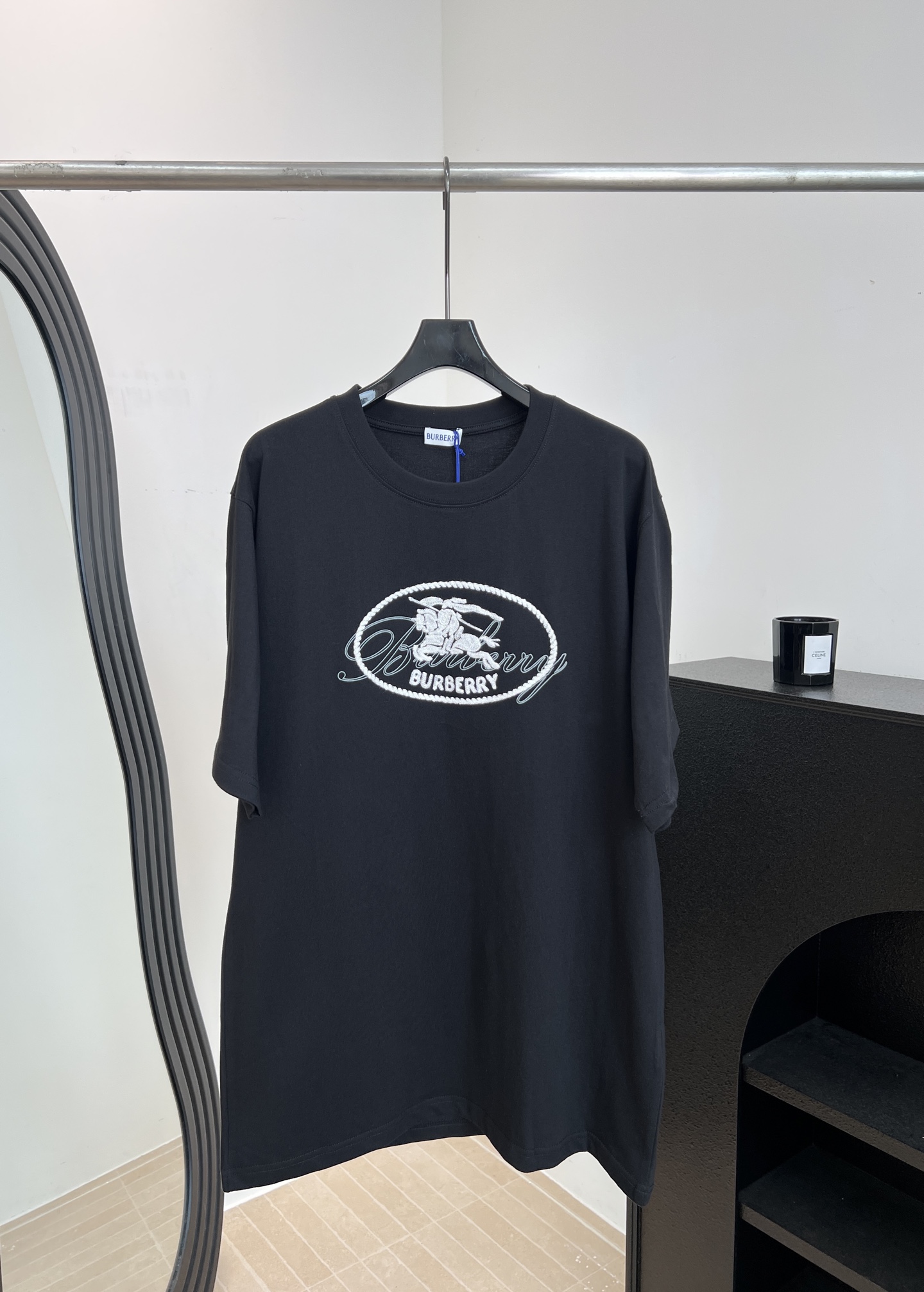 NO:876472,Burberry spring and summer new round neck knitted cotton T-shirt, slim fit, close-fitting tailoring, made of medium-thick plain cotton fabric, embellished with Burberry logo, Equestrian Knight logo (EKD) embroidery, rib knitted collar, same size for men and women, size S M L XL,, burberry, tees, t-shirt,19860909Burberry 春夏新款 圆领针织棉布T恤、修身版型,呈现贴身剪裁、选用中厚平织棉面料、点缀 Burberry 徽标、马术骑士徽标（EKD）刺绣、罗纹针织领口、男女同款 码数S M L XL,,burberry,tees，t-shirt,,Women's clothing