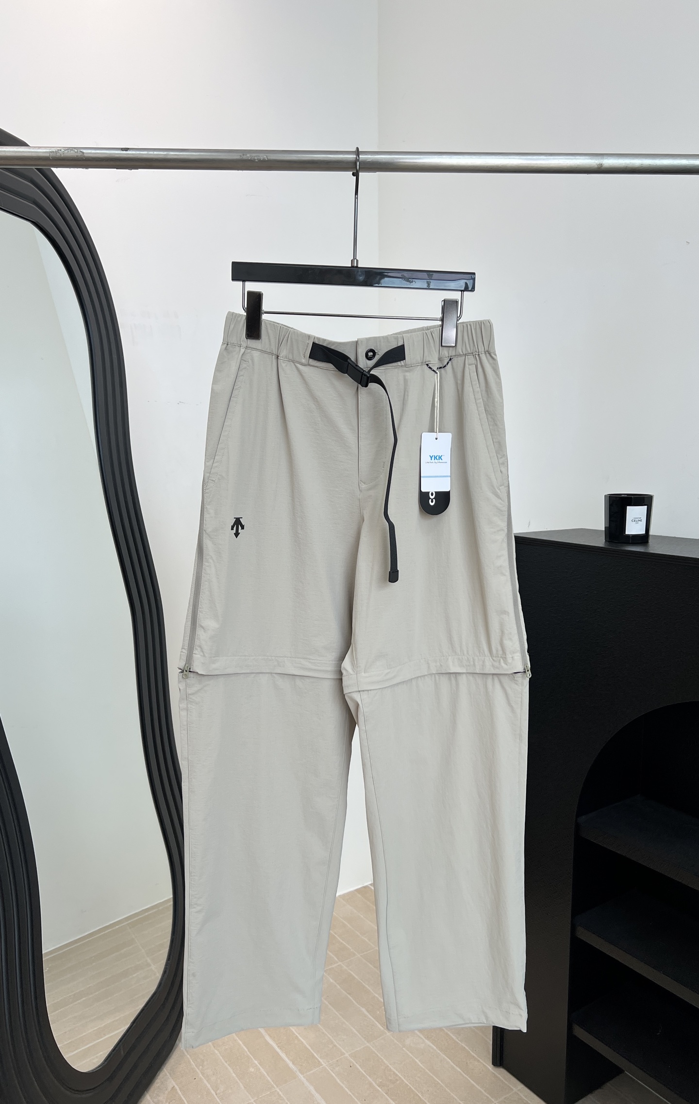NO:800952,Men's DESCENTE* spring and summer new model, outdoor detachable trousers, made of wear-resistant and water-repellent fabric, adjustable trouser legs to easily switch between trousers/shorts, waist drawstring design, straight fit, size S M L XL XXL,,shorts,19860909男款DESCENTE*迪桑特 春夏新款 户外可拆卸长裤、采用耐磨防泼水面料、裤脚可调节轻松切换长裤/短裤两种穿法、腰部抽绳设计、直筒版型 码数S M L XL XXL,,shorts,,Women's clothing