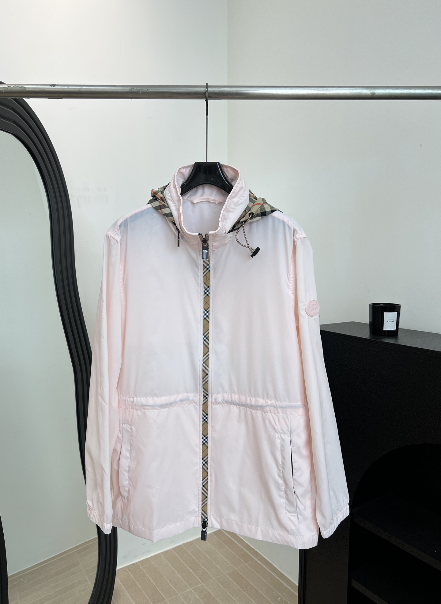 NO:800965,Burberry spring and summer new style, cherry blossom pink light sun protection jacket, nylon material is lightweight and windproof, classic plaid hood can be stored in a high collar, drawstring waist design to modify body proportions, knight seal applique on cuffs, casual fit, size S M L,,burberry,jackets & coats,hats,19860909Burberry 春夏新款 樱花粉轻薄防晒外套、尼龙材质轻盈防风、经典格纹连帽可收纳进高领、抽绳收腰设计修饰身材比例、袖口骑士印章贴花、休闲版型 码数S M L,,burberry,jackets & coats,hats,,Women's clothing