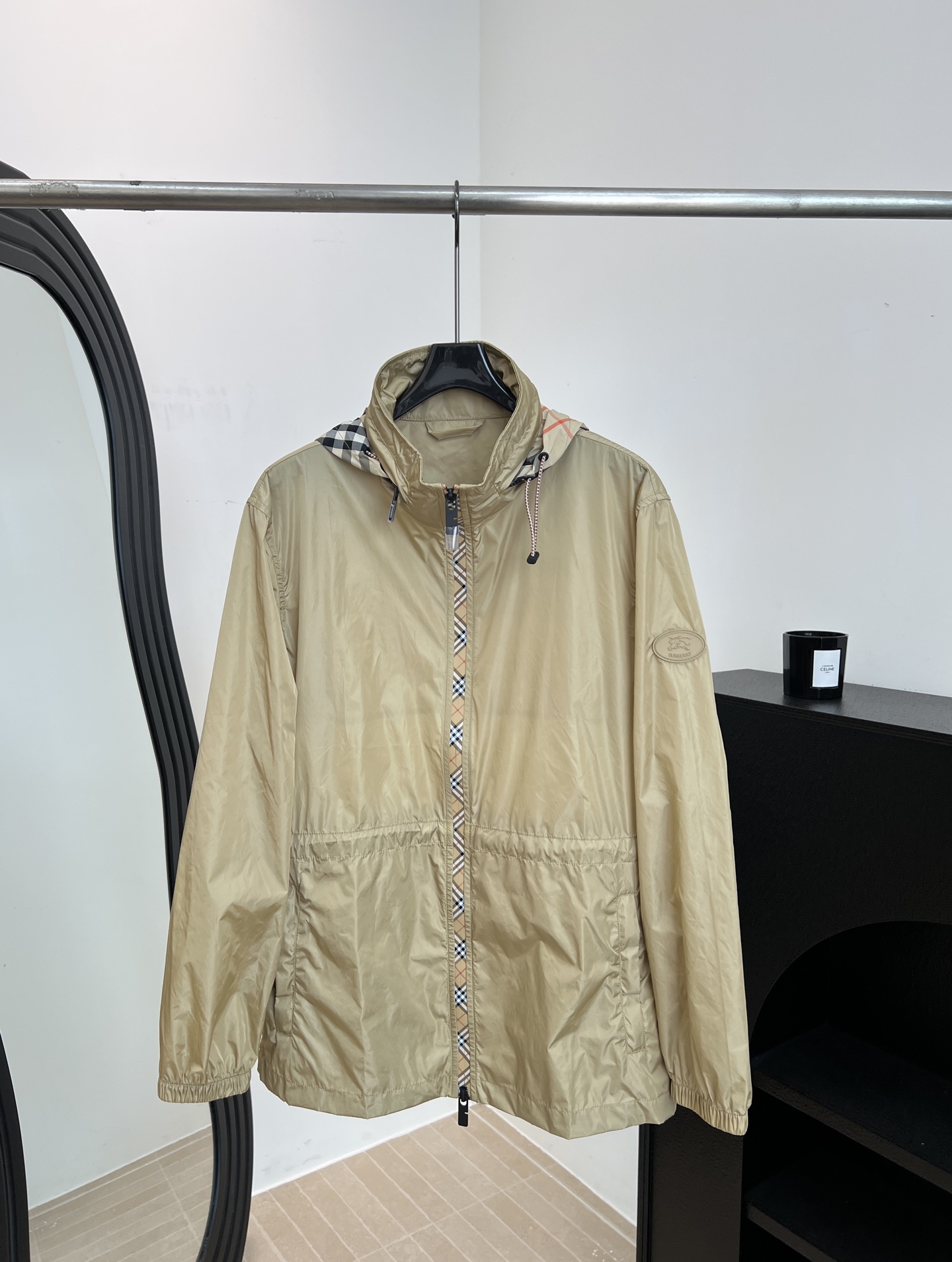 NO:800963,Burberry's new spring and summer khaki sun protection jacket, nylon material is lightweight and windproof, classic plaid hood can be stored in a high collar, drawstring waist design to modify body proportions, knight seal appliqué on cuffs, casual fit, size S M L,,burberry,jackets & coats,hats,19860909Burberry 春夏新款 卡其轻薄防晒外套、尼龙材质轻盈防风、经典格纹连帽可收纳进高领、抽绳收腰设计修饰身材比例、袖口骑士印章贴花、休闲版型 码数S M L,,burberry,jackets & coats,hats,,Women's clothing