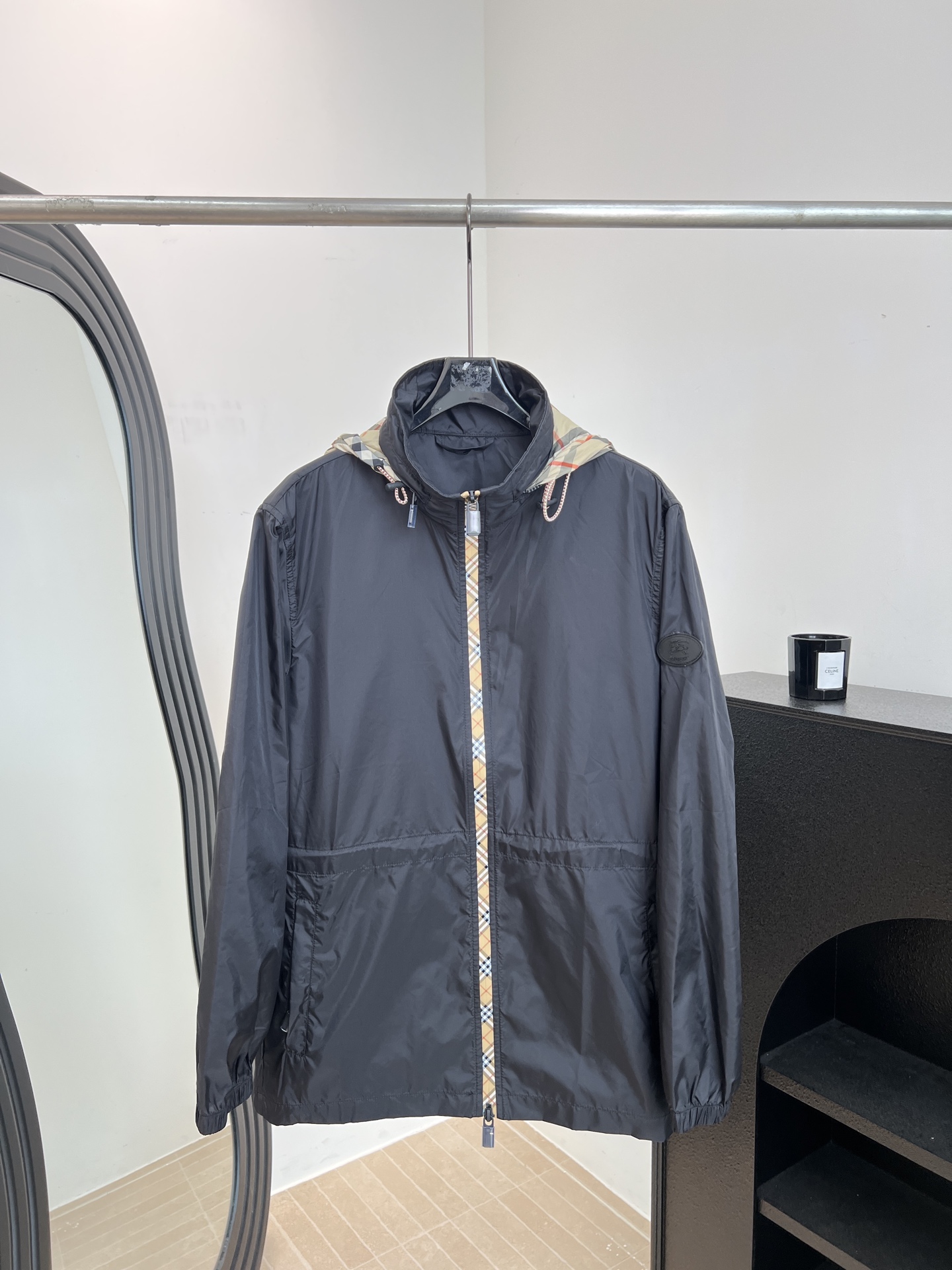 NO:800961,Burberry's new spring and summer style, black lightweight sun protection jacket, nylon material is lightweight and windproof, classic plaid hood can be stored in a high collar, drawstring waist design to modify body proportions, knight seal appliqué on cuffs, casual fit, size S M L,,burberry,jackets & coats,hats,19860909Burberry 春夏新款 黑色轻薄防晒外套、尼龙材质轻盈防风、经典格纹连帽可收纳进高领、抽绳收腰设计修饰身材比例、袖口骑士印章贴花、休闲版型 码数S M L,,burberry,jackets & coats,hats,,Women's clothing