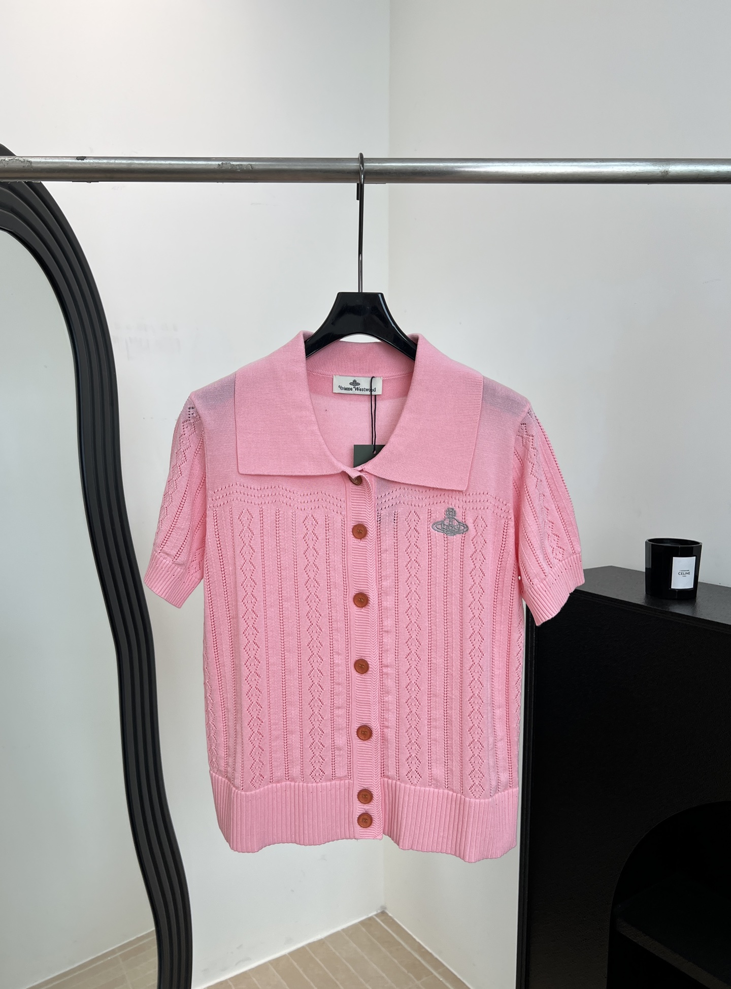 NO:800957,Vivienne Westwood Queen Mother Spring and Summer New Style Knitted Short Sleeves with Lapel, Made of Soft Knitted Material, Three-dimensional Cable Texture, Polo Collar with Dark Brown Buttons, Brand Embroidery on the Chest, Casual Fit Size S M L,, T-shirt,19860909Vivienne Westwood 西太后 春夏新款 翻领针织短袖、采用柔软针织材质、绞花纹理立体、Polo领深棕纽扣、胸前品牌刺绣、休闲版型 码数S M L,,T-shirt,,Women's clothing