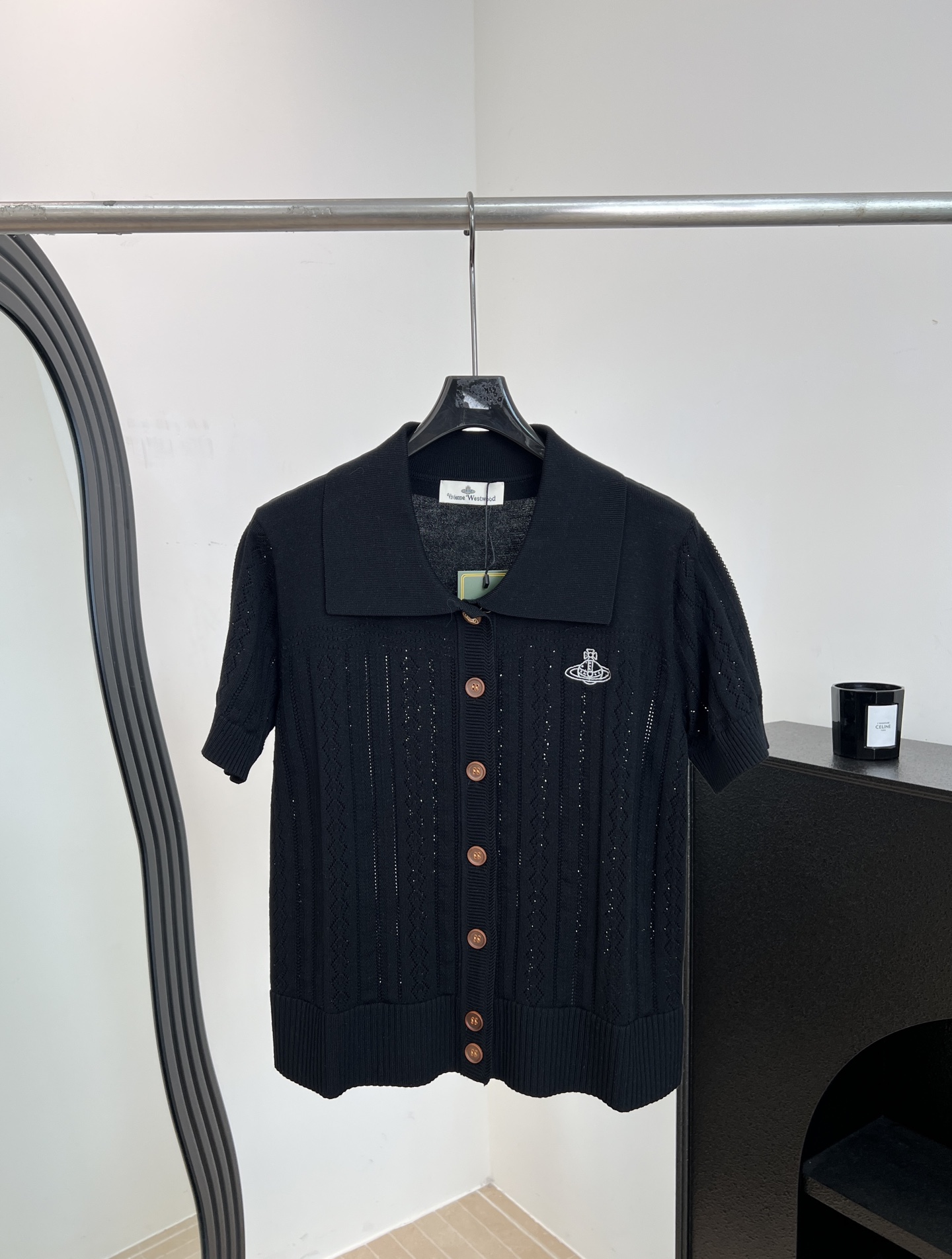 NO:876504,Vivienne Westwood Queen Mother Spring and Summer New Style Knitted Short Sleeves with Lapel, Made of Soft Knitted Material, Three-dimensional Cable Texture, Polo Collar with Dark Brown Buttons, Brand Embroidery on the Chest, Casual Fit Size S M L,, T-shirt,19860909Vivienne Westwood 西太后 春夏新款 翻领针织短袖、采用柔软针织材质、绞花纹理立体、Polo领深棕纽扣、胸前品牌刺绣、休闲版型 码数S M L,,T-shirt,,Women's clothing