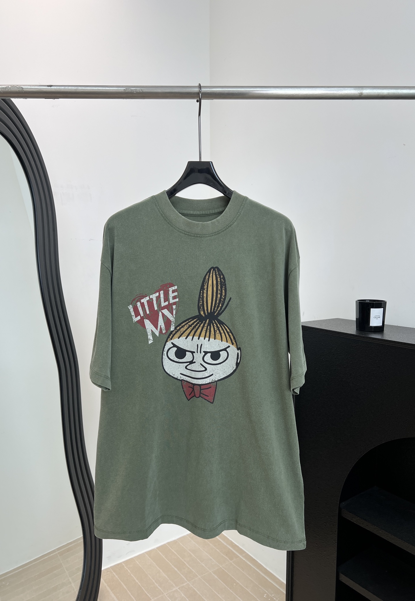 NO:800959,MO&Co. and Moomin co-branded short-sleeved T-shirt. Pure cotton, mottled and distressed with fried snowflake technology, Moomin’s classic character Little My on the front, loose fit, size S M L,, T-shirt, tees, t-shirt,19860909MO&Co.和Moomin联名短袖T恤 纯棉、套色炒雪花工艺斑驳做旧、正面是Moomin经典角色Little My、宽松版型 码数S M L,,T-shirt,tees，t-shirt,,Women's clothing