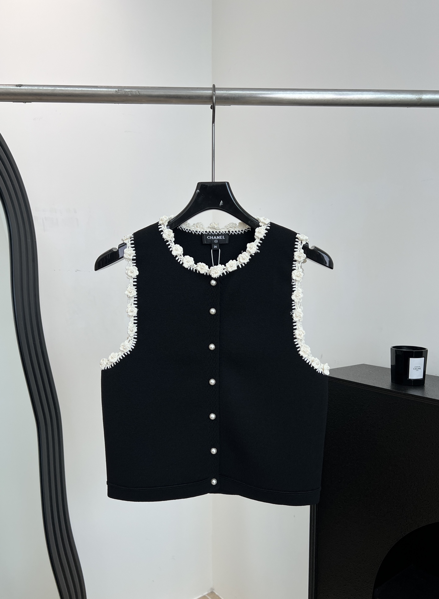 NO:800955,ChaneI Xiaoxiang spring and summer new style lace pearl sleeveless vest, elastic knitted fabric, white lace pearl button embellishment, casual fit, size S M L,,chanel,19860909ChaneI 小香 春夏新款 花边珍珠无袖背心、针织面料有弹性、白色花边珍珠纽扣点缀、休闲版型 码数S M L,,chanel,,Women's clothing