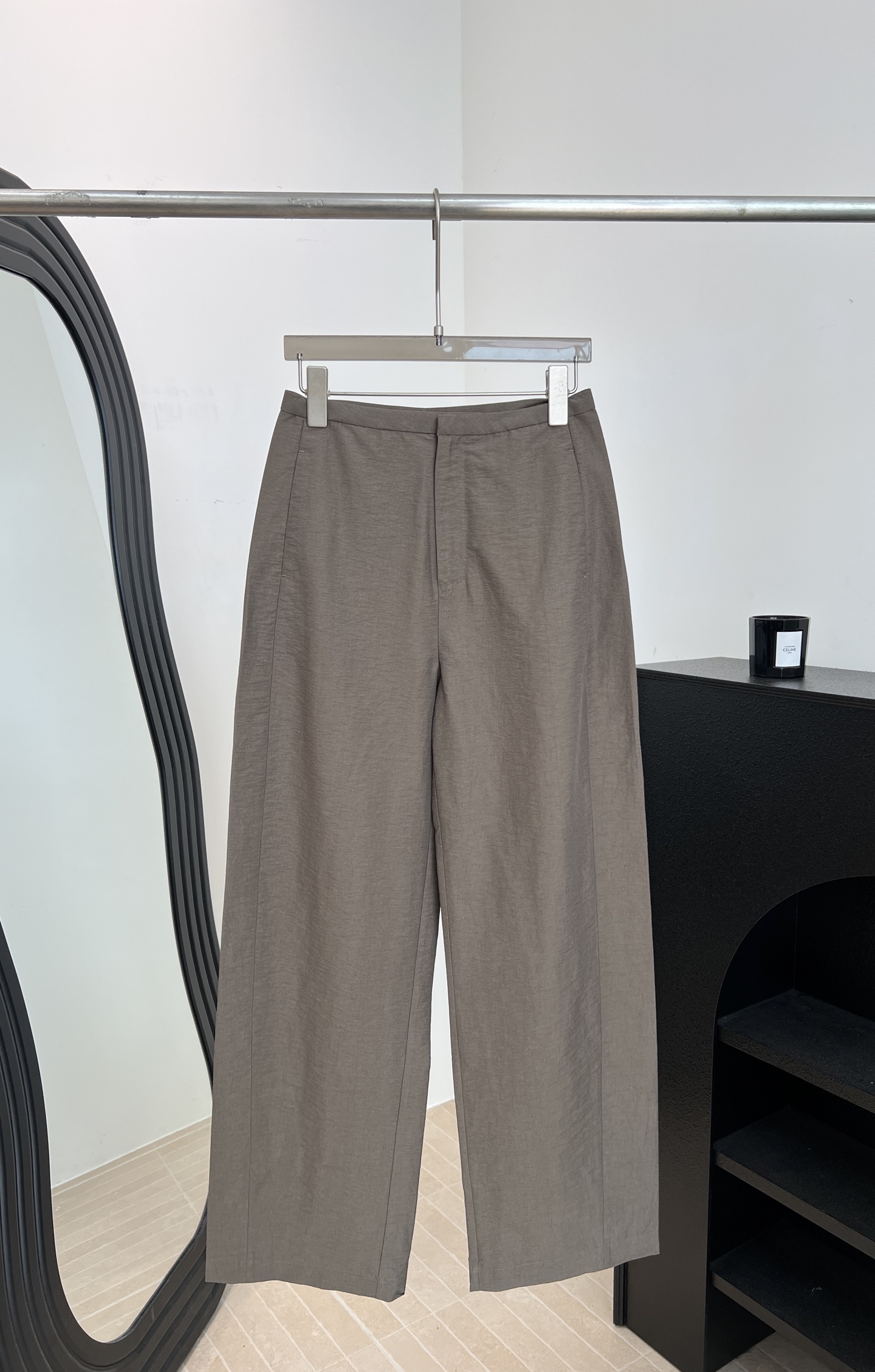 NO:800953,The Row's new spring and summer style high-waisted wide-leg pants, made of linen blend, light and breathable, high-waisted design to modify the waistline, drape makes the pants loose and straight, size S M L XL,,19860909The Row 春夏新款 高腰垂感阔腿裤、用亚麻混纺轻盈透气、高腰设计修饰腰线、垂坠感让裤型宽松直筒 码数S M L XL,,,Women's clothing