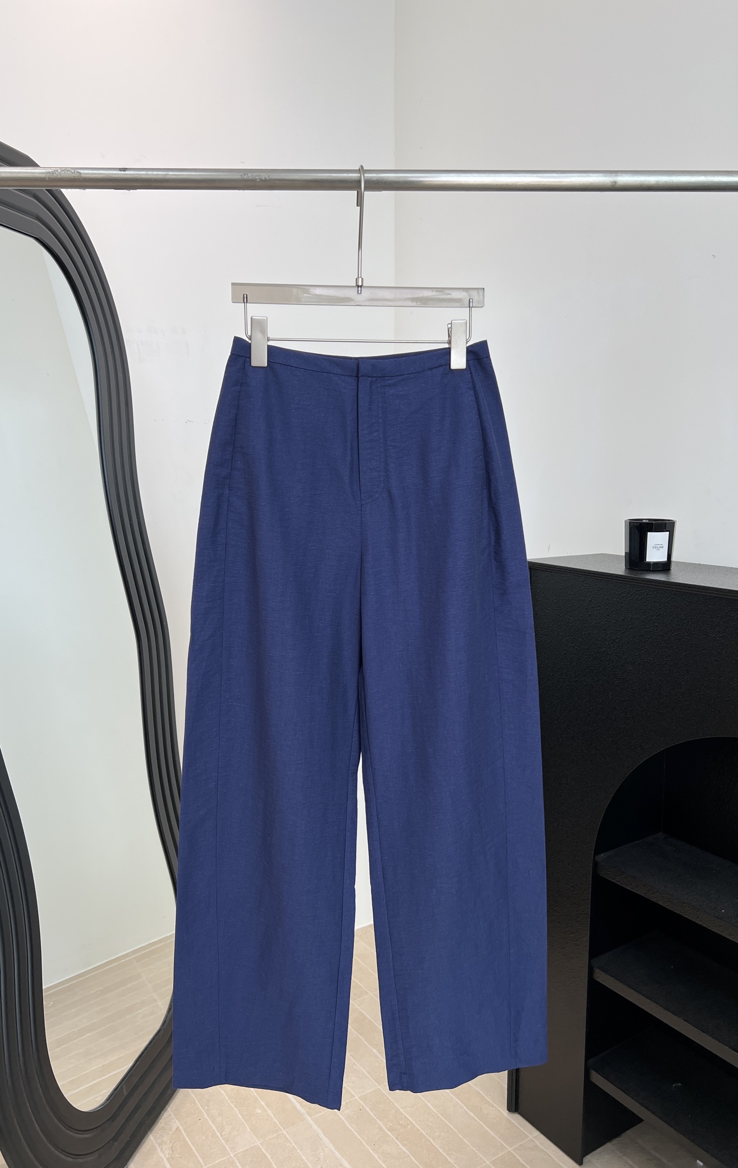 NO:876537,The Row's new spring and summer style high-waisted wide-leg pants, made of linen blend, light and breathable, high-waisted design to modify the waistline, drape makes the pants loose and straight, size S M L XL,,19860909The Row 春夏新款 高腰垂感阔腿裤、用亚麻混纺轻盈透气、高腰设计修饰腰线、垂坠感让裤型宽松直筒 码数S M L XL,,,Women's clothing