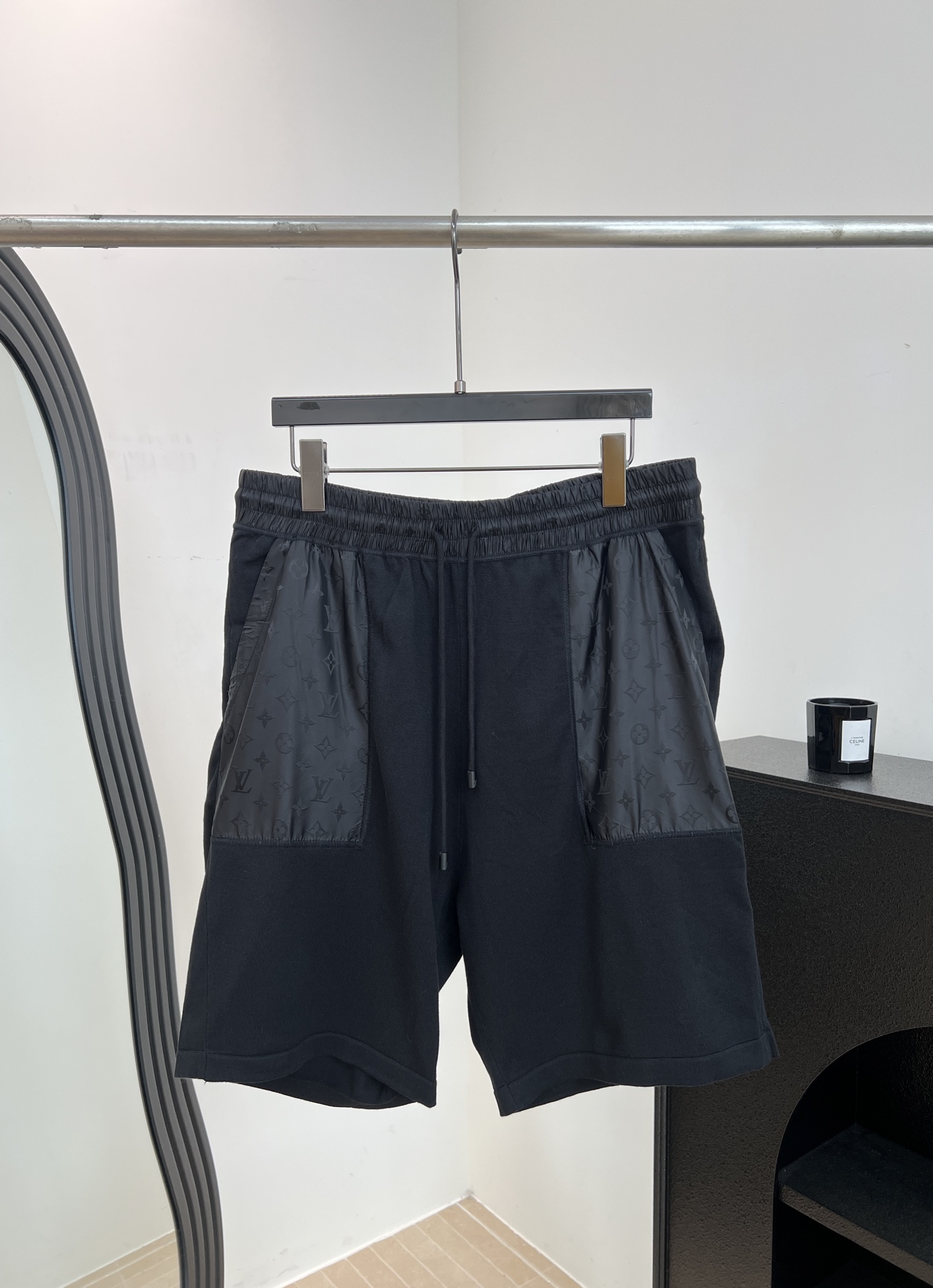 NO:801903,Men's LouisVuitton Louis early autumn new style woolen casual shorts. Customized black knitted fabric, front jacquard patch pockets, embellished with brand presbyopia pattern elastic elastic band waist, black drawstring details, straight fit. Size S M L XL,,louis vuitton,louis vuitton,shorts,19860909男款LouisVuitton 路易 早秋新款 毛织休闲短裤 定制黑色针织面料、正面提花贴布口袋、点缀品牌老花图案弹力松紧带腰围、黑色抽绳细节、直筒版型 码数S M L XL,,louis vuitton,louis vuitton,shorts,,Women's clothing