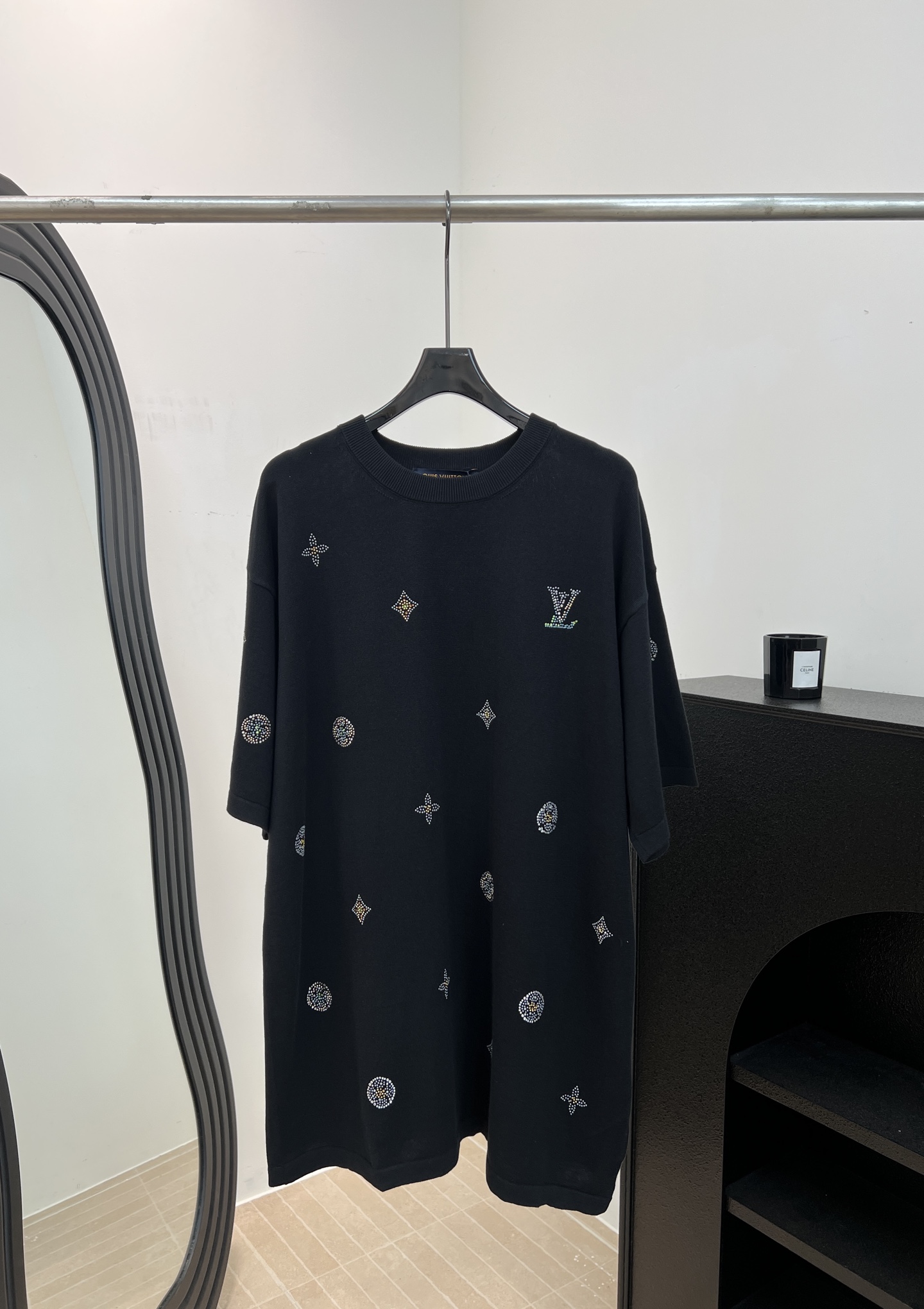 NO:801900,LouisVuitton Louis spring and summer new style woolen round neck short sleeves, customized black woolen fabric, brand logo all over the body with colored rhinestones evenly distributed on the front, classic brand letters in the middle of the back, classic straight version, casual style, same style for men and women, size S M L XL,, louis vuitton, louis vuitton, T-shirt,19860909LouisVuitton 路易 春夏新款 毛织圆领短袖、订制黑色毛线面料、满身品牌logo彩色烫钻正面均匀分布、后背中间经典品牌字母、经典直筒版型、休闲款式 男女同款 码数S M L XL,,louis vuitton,louis vuitton,T-shirt,,Women's clothing