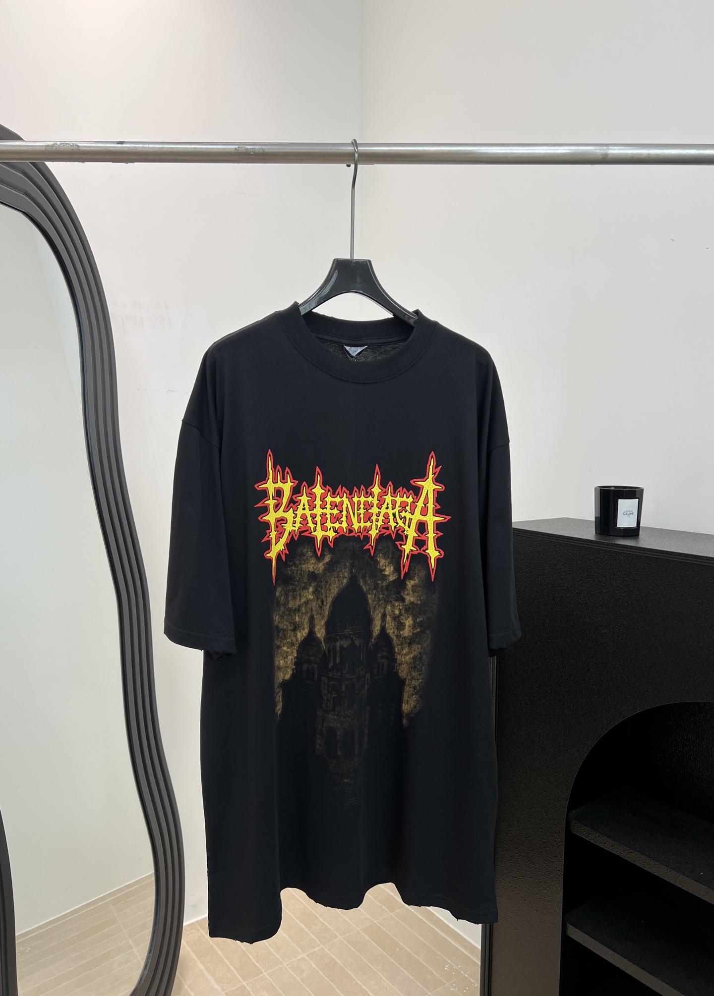 NO:801897,BALENCIAG*A Paris Spring and Summer New Sacre Coeur T-shirt, black pure cotton material, flame gothic font on the chest, Paris Sacred Heart Cathedral print, old craftsmanship with a street feel, loose Oversize version, same style for men and women, size S M L XL,, balenciaga, versace, tees, t-shirt,19860909BALENCIAG*A 巴黎 春夏新款 圣心大教堂T恤、黑色纯棉材质、胸前火焰哥特字体、巴黎圣心大教堂印花、做旧工艺超有街头感、宽松Oversize版型、男女同款 码数S M L XL,,balenciaga,versace,tees，t-shirt,,Women's clothing