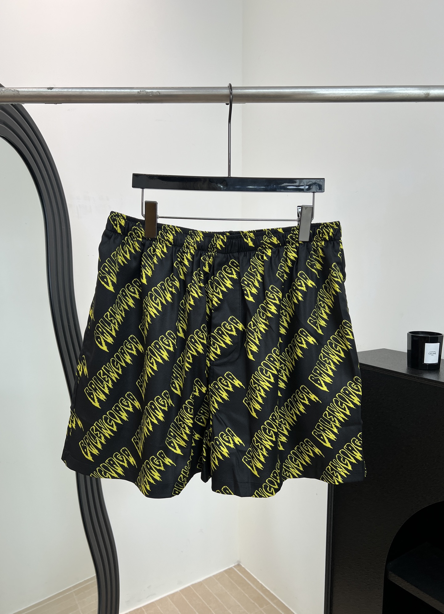NO:801919,BALENCIAG*A Paris spring and summer new style printed colorful casual shorts, custom-made black blended fabric, brand logo in artistic font all over, elastic elastic waistband, black drawstring inside, casual style, same style for men and women, size S M L XL,, balenciaga, shorts,19860909BALENCIAG*A 巴黎 春夏新款 印花彩色休闲短裤 订制黑色混纺面料、满身艺术字体品牌logo、弹力松紧带腰围、内里黑色抽绳、休闲款式、男女同款 码数S M L XL,,balenciaga,shorts,,Women's clothing
