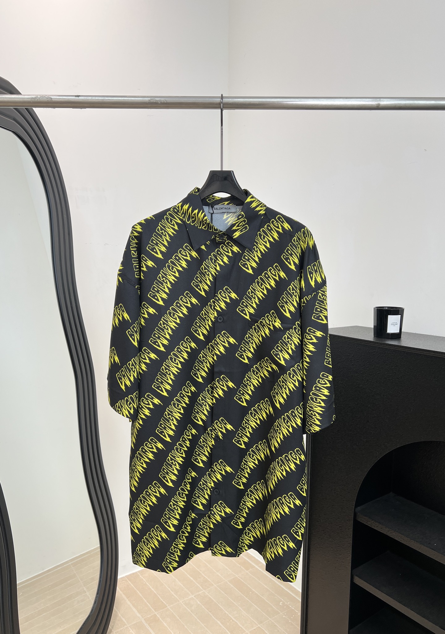 NO:801916,BALENCIAG*A Paris spring and summer new style printed knitted long-sleeved shirt, brand letter logo printed all over, black fabric with yellow artistic fonts, collar tip design, chest patch pocket, engraved button placket, loose version, casual style, same size for men and women, size S M L XL,, balenciaga, shirts,19860909BALENCIAG*A 巴黎 春夏新款 印花针织长袖衬衫、满身品牌字母logo印花、黑色面料搭配黄色艺字体、领尖设计 前胸贴布口袋、刻字纽扣开合门襟、宽松版型不挑人穿、休闲款式 男女同款 码数S M L XL,,balenciaga,shirts,,Women's clothing