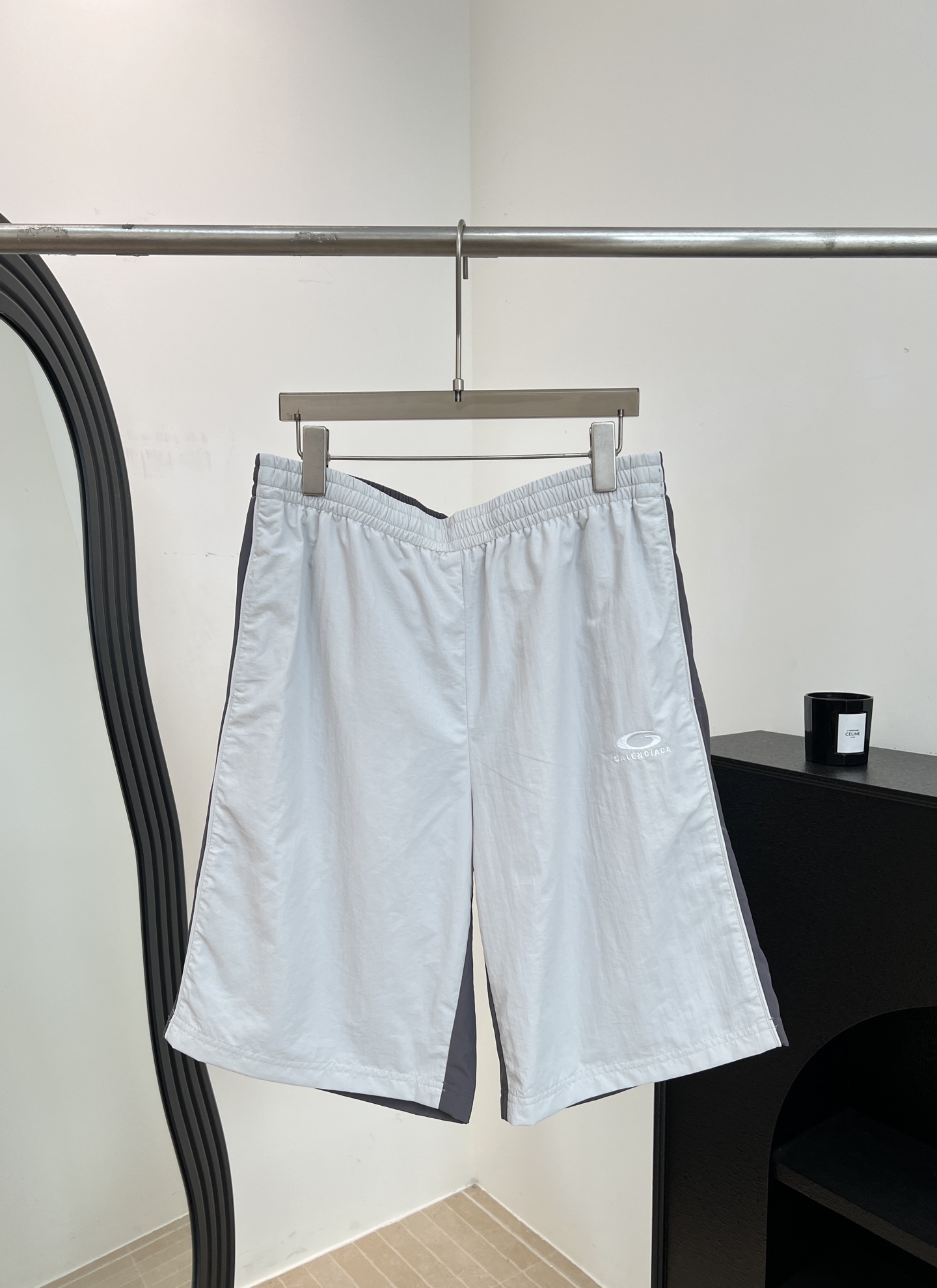 NO:801914,BALENCIAG*A Paris spring and summer new color block casual shorts, the main body of the front pants is light color, the brand logo is embroidered under the pockets, the back is dark gray as a whole, drawstring details of the same color, loose wide-leg straight pants, elastic drawstring waistband, inner mesh lining Size S M L XL,, balenciaga, shorts,19860909BALENCIAG*A 巴黎 春夏新款 拼色休闲款短裤、正面裤身主体为浅色、口袋下方品牌logo刺绣、背面整体为深灰色、同色系抽绳细节、宽松阔腿直筒裤型、松紧抽绳腰头、内里网布里衬 码数S M L XL,,balenciaga,shorts,,Women's clothing