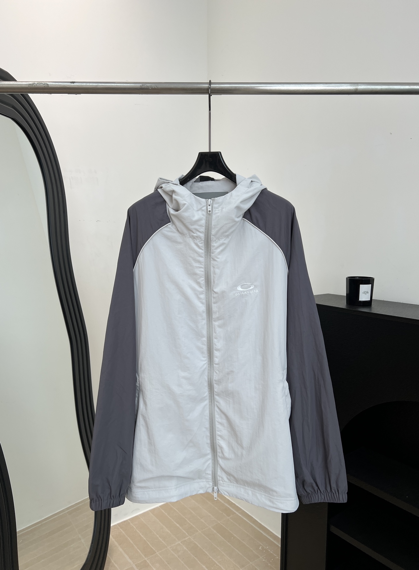 NO:801911,BALENCIAG*A Paris spring and summer new style unisex sports jacket, made of light wrinkle-resistant nylon fabric, embellished with circular oval logo embroidery on the left chest, large dropped shoulders design to present a loose oversize silhouette, hooded collar design, increased windproof properties, two-way zipper closure in the front and center, the main body is light gray, the sleeves and brim are dark charcoal gray, elasticated cuffs and elastic drawstring details at the hem, unisex size S M L  XL,,balenciaga,versace,jackets & coats,hats,19860909BALENCIAG*A 巴黎 春夏新款 中性风运动外套、选用轻薄抗皱尼龙面料、左胸位置点缀环形椭圆Logo刺绣、大落肩设计呈现宽松的Oversize廓形、连帽兜领设计,增加防风属性、前中采用双向拉链开合、衣身主体为浅灰色、袖子及帽檐部分为深炭灰色、袖口松紧带 下摆弹里抽绳细节、男女同款 码数S M L XL,,balenciaga,versace,jackets & coats,hats,,Women's clothing