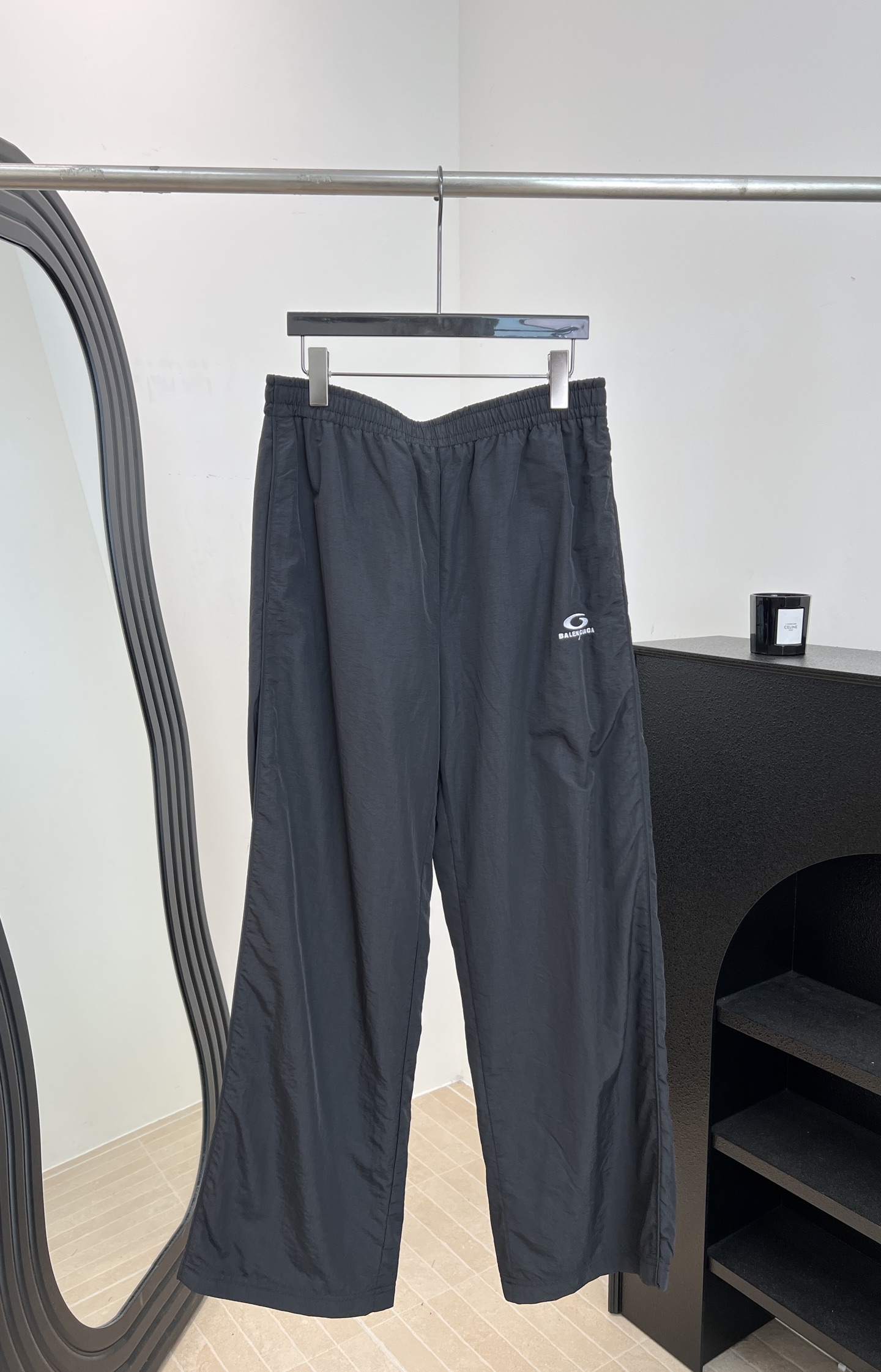 NO:808554,BALENCIAG*A Paris spring and summer new style, straight wide-leg casual trousers, customized silk quick-drying fabric, brand logo embroidered small label under the pocket, elastic elastic waistband, mesh lining inside, simple design style, no choice, same style for men and women, size S M L XL,, balenciaga,19860909BALENCIAG*A 巴黎 春夏新款 直筒阔腿休闲长裤、订制丝质速干面料、口袋下方品牌logo刺绣小标、弹力松紧带腰围、内里网布内衬、简单设计款式 不挑人穿、男女同款 码数S M L XL,,balenciaga,,Women's clothing