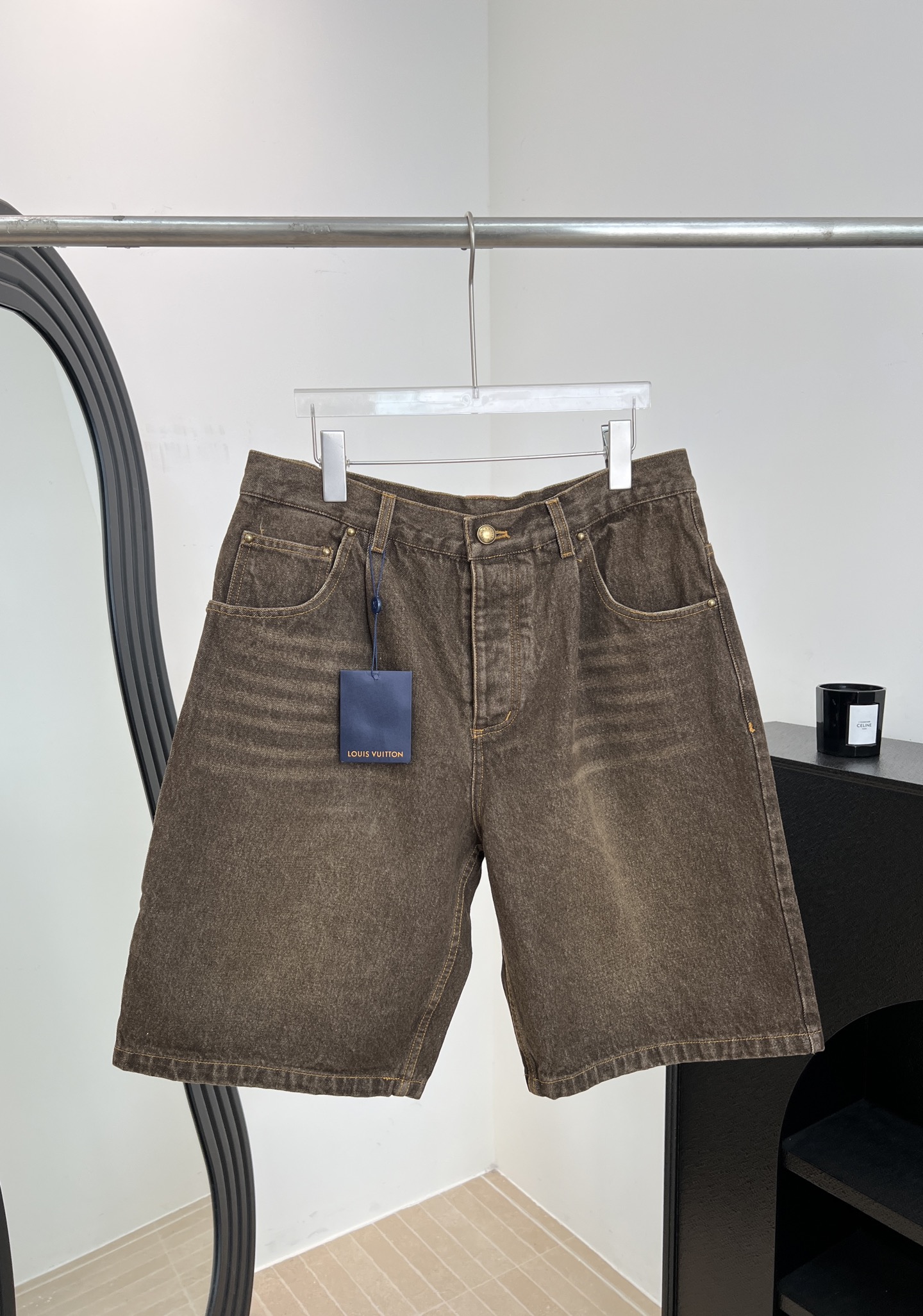 NO:803201,Men's LouisVuitton Louis Vuitton spring and summer new style casual denim skate shorts, iconic Coffee Indigo Denim fabric, washed and distressed, topstitched distressed rivets, embroidered logo on the back pocket to enhance the look, the color easily echoes this season's clothing, distressed metal buttons and rivets, classic denim five-pocket tailoring, center back VVN cow leather label with embossed logo, embroidered logo on the right back pocket Size S M L XL,,off  white,louis vuitton,louis vuitton,shorts,cowhide,19860909男款LouisVuitton 路易 春夏新款 休闲丹宁滑板短裤、标志性Coffee Indigo Denim 面料、经水洗做旧处理、明线做旧感铆钉、后口袋刺绣标识提升造型感、色彩与本季服饰轻松呼应、仿旧金属纽扣与铆钉、经典丹宁五袋式剪裁、后中 VVN 牛皮革标签带压纹标识、右后袋刺绣标识 码数S M L XL,,off white,louis vuitton,louis vuitton,shorts,cowhide,,Women's clothing