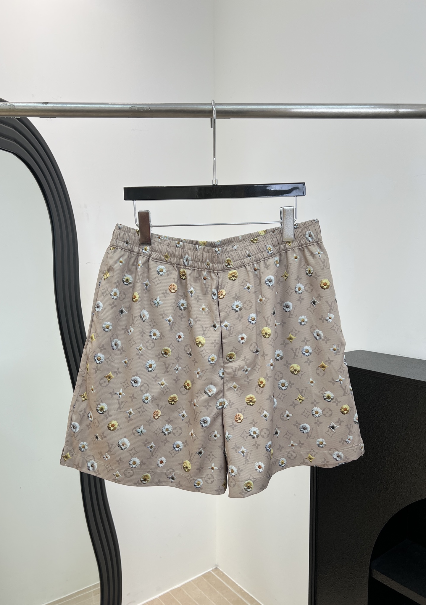 NO:803192,LouisVuitton Louis spring and summer new style silk printed casual shorts, with seasonal Blooming Monogram pattern, full-width Monogram printing, 3D effect floral overlapping, elastic elastic waistband, same-color drawstring, classic cut, size S M L XL,,louis vuitton,louis vuitton,shorts,19860909LouisVuitton 路易 春夏新款 丝质印花休闲短裤、以当季Blooming Monogram图案、全幅Monogram 印花、3D效果花卉的互相交叠、弹力松紧带腰围、同色系抽绳、经典版型剪裁 码数S M L XL,,louis vuitton,louis vuitton,shorts,,Women's clothing