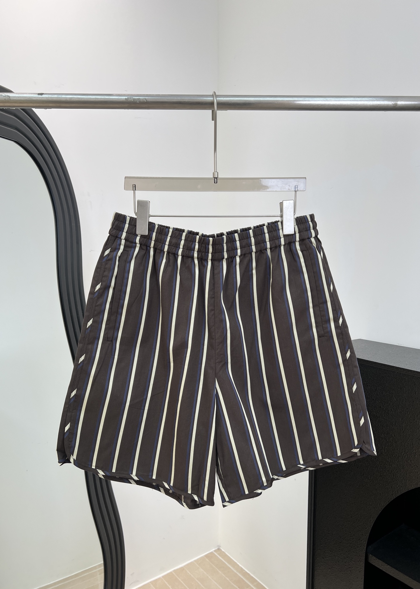 NO:803198,Men's LouisVuitton Louis spring and summer new style striped casual shorts, college style design integrated into striped fabric, dark fabric with beige blue fine lines, elastic elastic waistband, with the same style drawstring metal accessories, straight classic fit size S M L XL,,louis vuitton,louis vuitton,shorts,19860909男款LouisVuitton 路易 春夏新款 条纹休闲短裤、学院风设计融入条纹织物、深色面料搭配米色蓝色细纹、弹力松紧带腰围、搭配同风格抽绳金属辅料、直筒经典版型 码数S M L XL,,louis vuitton,louis vuitton,shorts,,Women's clothing