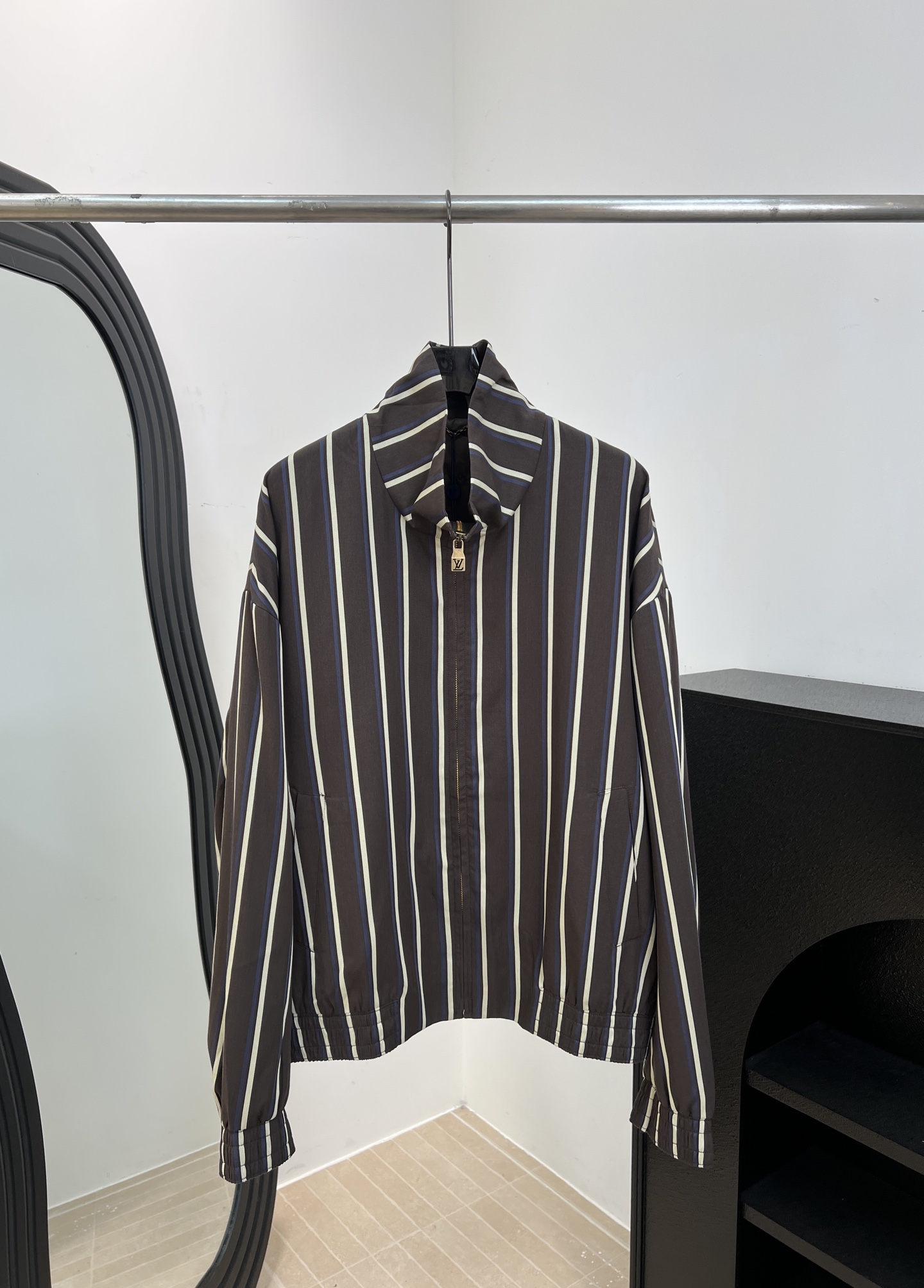 NO:803195,Men's LouisVuitton Louis Vuitton spring and summer new striped lapel long-sleeved jacket, this zipper sweatshirt combines formal elements, combines rich classic stripes with sports silhouette, equipped with silk-cotton blend lining, decorated with metal logo on the back, elastic waist and cuffs, zipper opening and edge pockets Size S M L XL,,louis vuitton,louis vuitton,jackets & coats,19860909男款LouisVuitton 路易 春夏新款 条纹翻领长袖外套、本款拉链运动衫融合正装元素、将浓郁经典条纹与运动廓形结合、配以丝棉混纺内衬、背部饰有金属标识装弹性腰身与袖口、拉链开合镶边口袋 码数S M L XL,,louis vuitton,louis vuitton,jackets & coats,,Women's clothing
