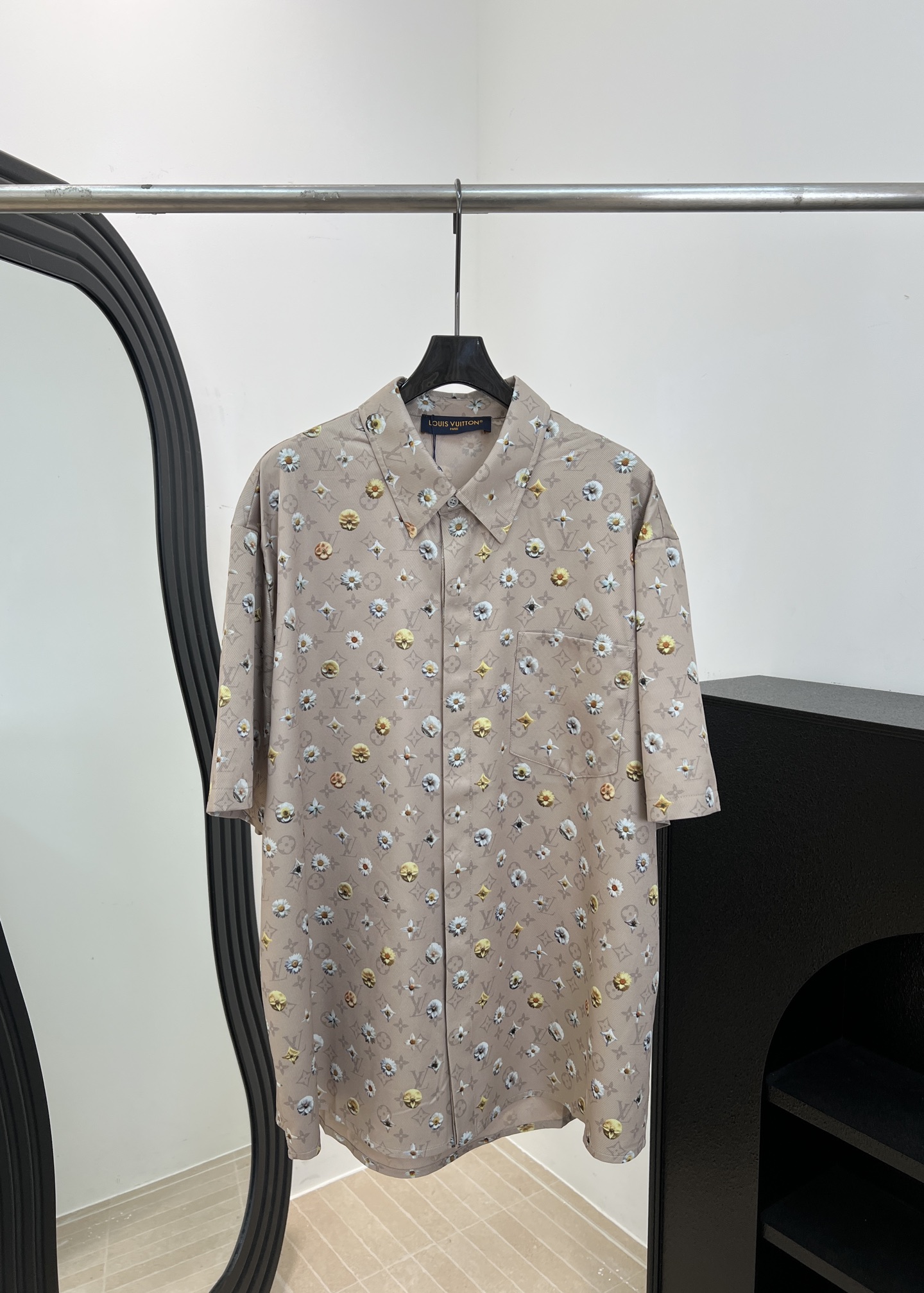 NO:803189,LouisVuitton Louis spring and summer new style silk printed casual short-sleeved shirt with seasonal Blooming Monogram pattern, full-width Monogram printing, 3D effect floral overlapping, front chest patch pocket, classic cut, size S M L XL,, louis vuitton, louis vuitton, T-shirt,19860909LouisVuitton 路易 春夏新款 丝质印花休闲短袖衬衣以当季Blooming Monogram图案、全幅Monogram 印花、3D效果花卉的互相交叠、前胸贴布口袋、经典版型剪裁 码数S M L XL,,louis vuitton,louis vuitton,T-shirt,,Women's clothing