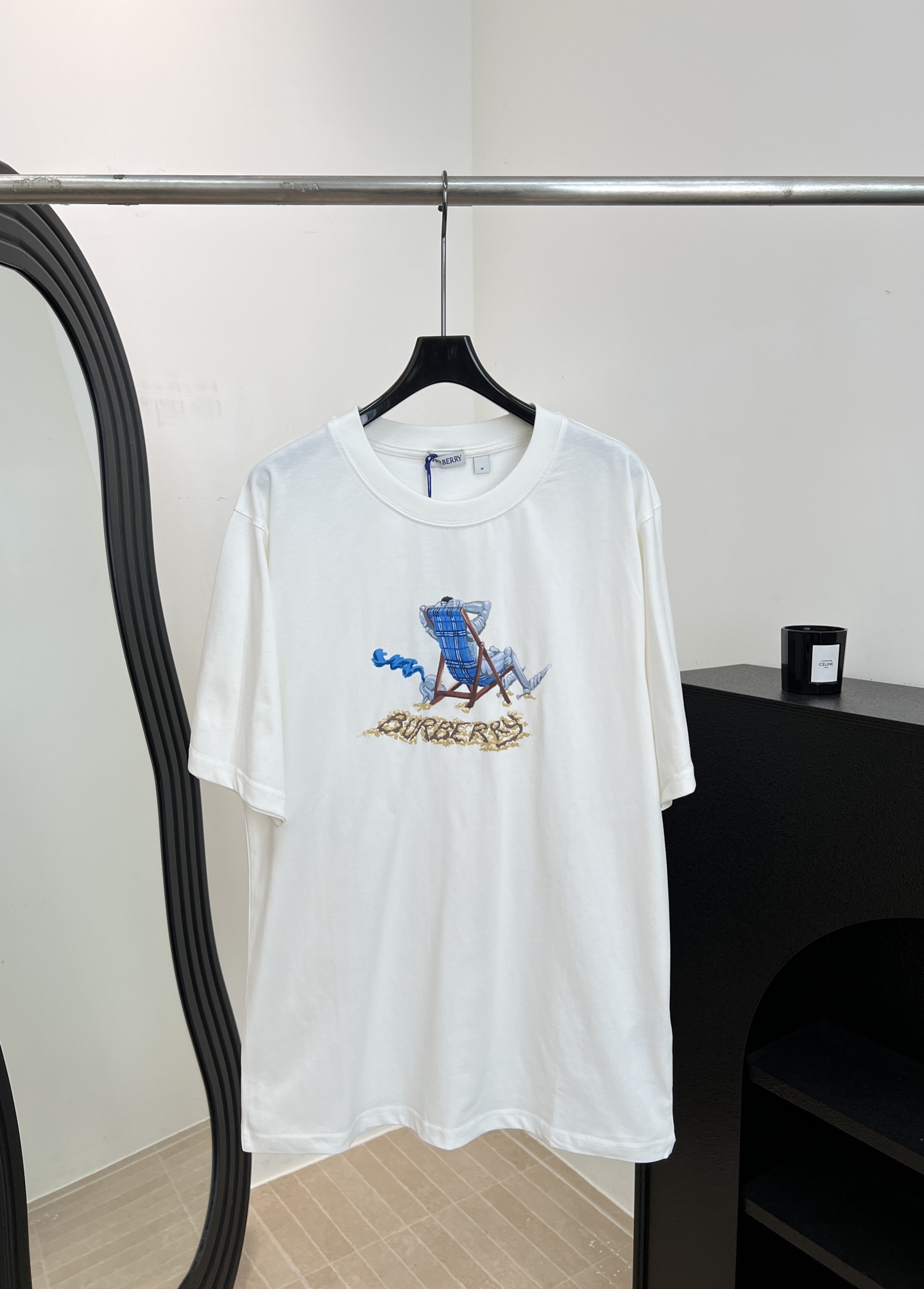 NO:803186,Burberry spring and summer new style knitted round neck cotton T-shirt, custom jersey cotton fabric, embellished art pattern printing, equestrian rider leisurely lounge chair pattern, casual style, no choice of wear, knitted rib collar, same size for men and women, size S M L XL,, burberry, tees, t-shirt,19860909Burberry 春夏新款 针织圆领棉布T恤、定制平纹针织棉面料、点缀艺术图案印花、马术骑士悠闲躺椅图案、休闲款式 不挑人穿、针织罗纹衣领,男女同款 码数S M L XL,,burberry,tees，t-shirt,,Women's clothing