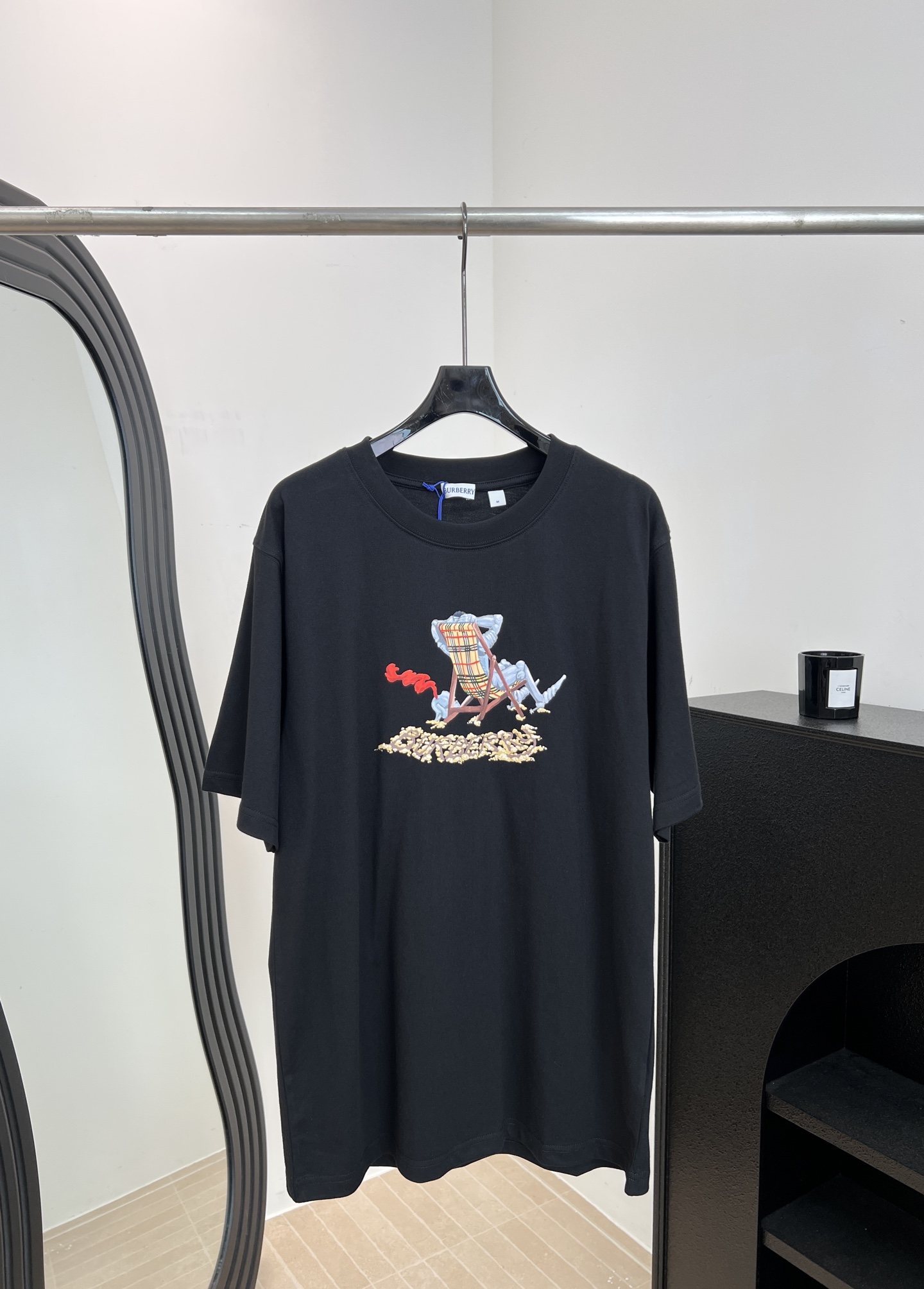 NO:873796,Burberry spring and summer new style knitted round neck cotton T-shirt, custom jersey cotton fabric, embellished art pattern printing, equestrian rider leisurely lounge chair pattern, casual style, no choice of wear, knitted rib collar, same size for men and women, size S M L XL,, burberry, tees, t-shirt,19860909Burberry 春夏新款 针织圆领棉布T恤、定制平纹针织棉面料、点缀艺术图案印花、马术骑士悠闲躺椅图案、休闲款式 不挑人穿、针织罗纹衣领,男女同款 码数S M L XL,,burberry,tees，t-shirt,,Women's clothing