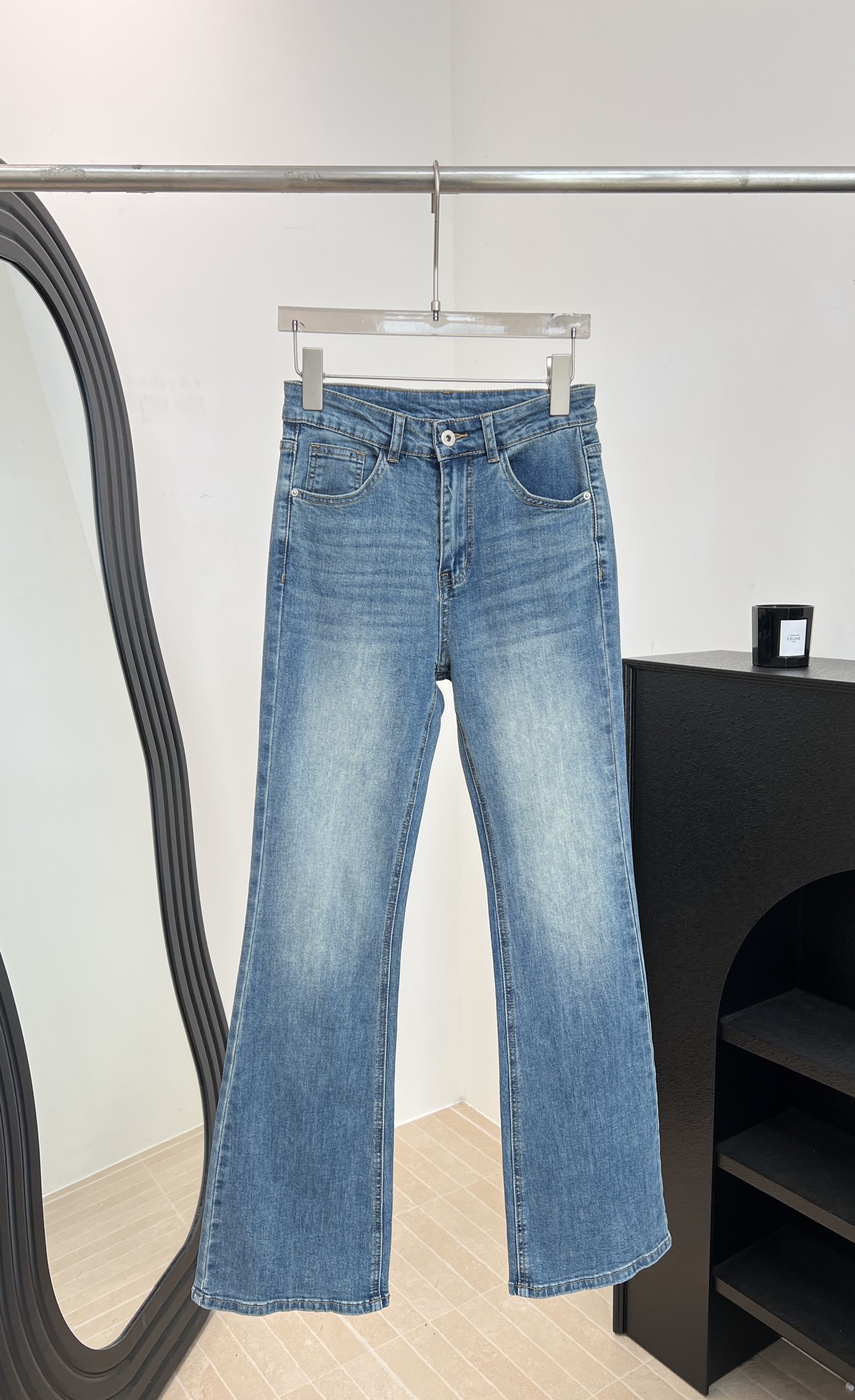 NO:804924,Miu Miu spring and summer new style embroidered bootcut jeans, retro washed blue, brand embroidery on the back pocket, bootcut waist, casual fit, size S M L,,miumiu,jeans,19860909Miu Miu 春夏新款 刺绣微喇牛仔裤、复古水洗蓝色、后袋品牌刺绣、腰微喇设计、休闲版型 码数S M L,,miumiu,jeans,,Women's clothing