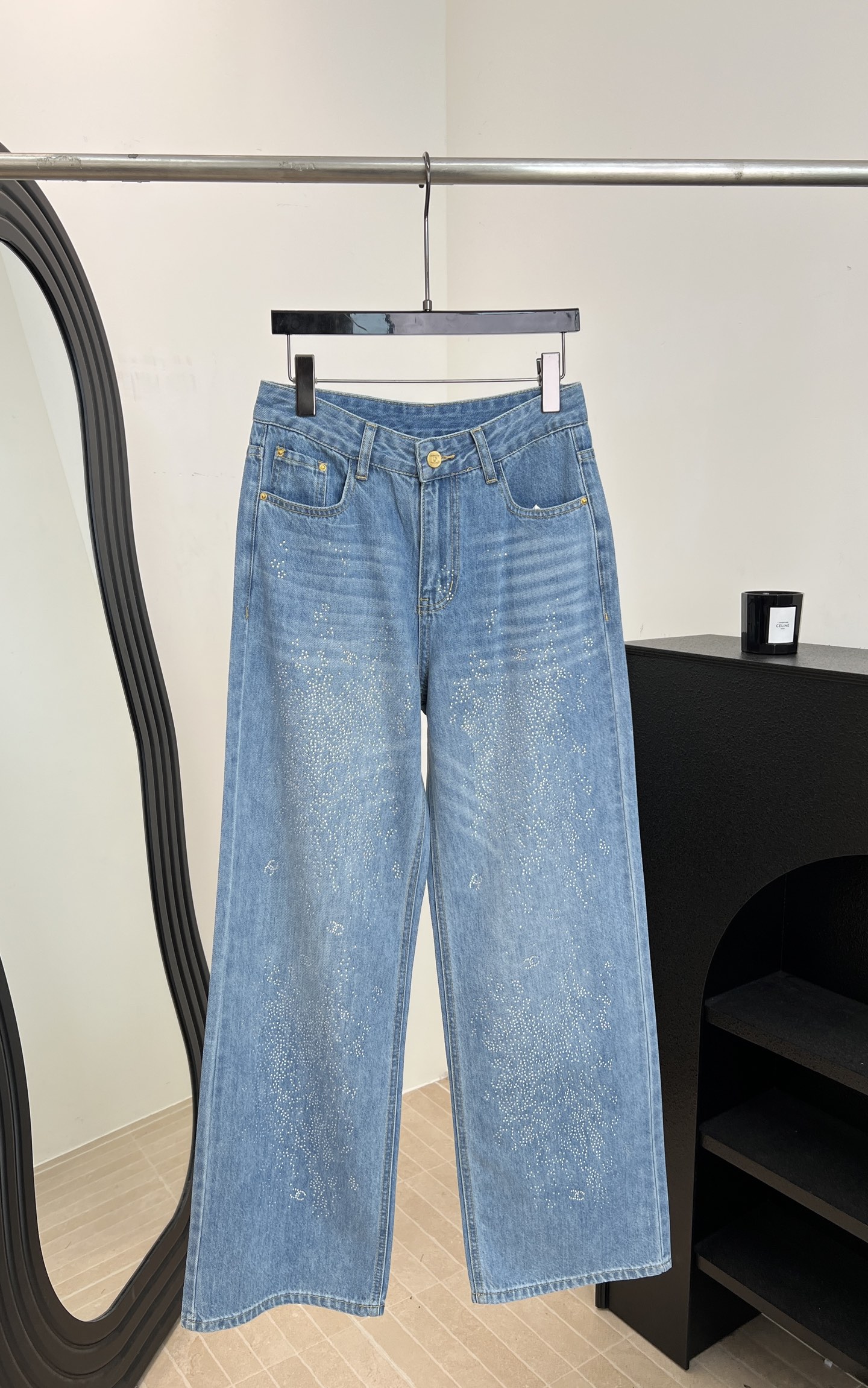 NO:804922,ChaneI Xiaoxiang spring and summer new style retro hot-drilled high-waisted jeans, made of retro light blue washed fabric, embellished with hot-dried diamond patterns, straight and loose fit, size SML,,chanel,jeans,19860909ChaneI 小香 春夏新款 复古烫钻高腰牛仔裤、采用复古浅蓝水洗面料、点缀烫钻图案、直筒宽松版型 码数SML,,chanel,jeans,,Women's clothing