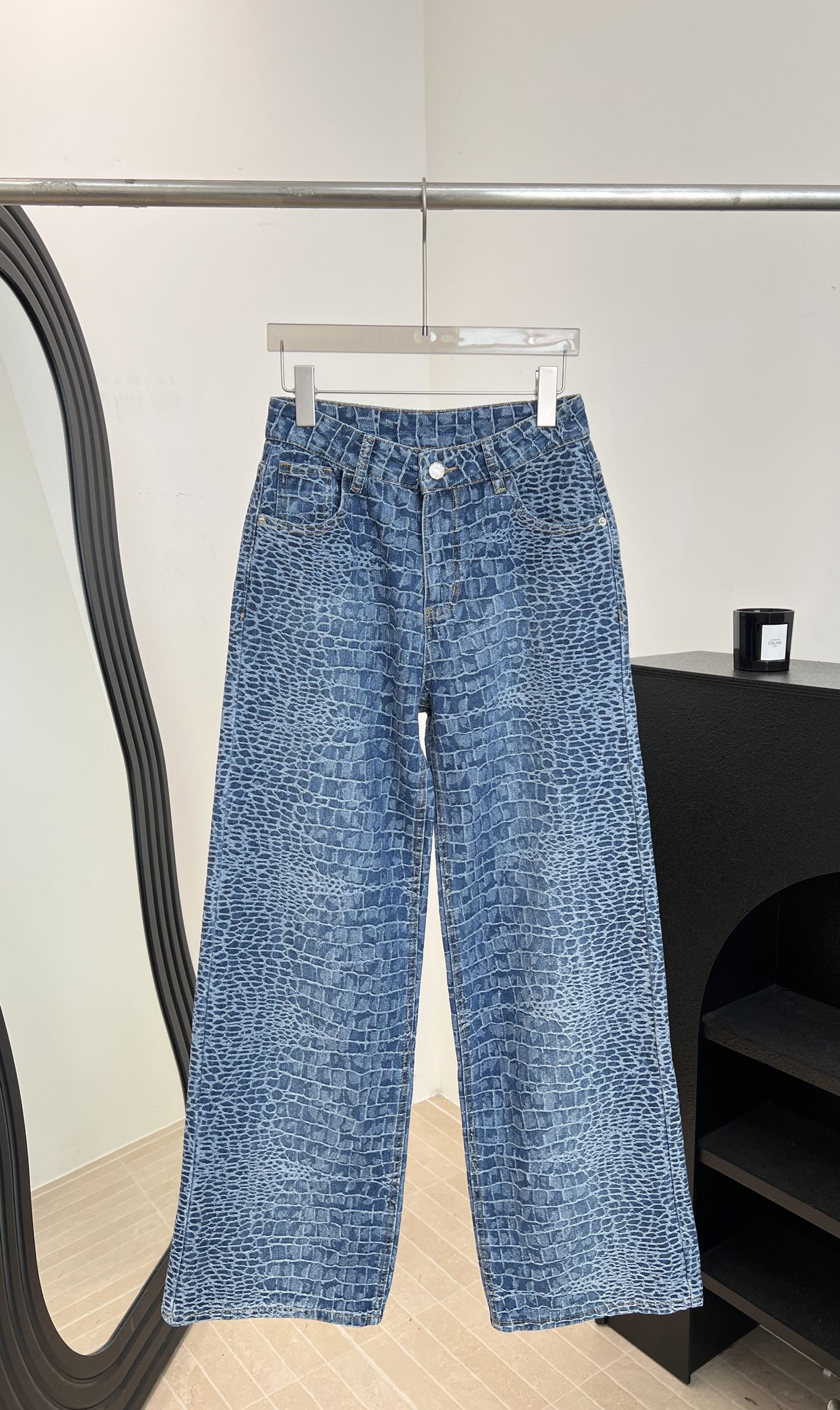 NO:804921,ChaneI Xiaoxiang spring and summer new style, small crocodile pattern jacquard jeans, all-over crocodile pattern, stone pattern embossed design, the whole pair of pants is covered with three-dimensional imitation crocodile skin texture, the texture is clear and layered, casual fit, size S M L,,chanel,jeans,crocodile skin,19860909ChaneI 小香 春夏新款 小鳄鱼纹提花牛仔裤、满印鳄鱼纹 石纹压花设计、整条裤子布满了立体的仿鳄鱼皮纹理 纹路清晰有层次感、休闲版型 码数S M L,,chanel,jeans,crocodile skin,,Women's clothing
