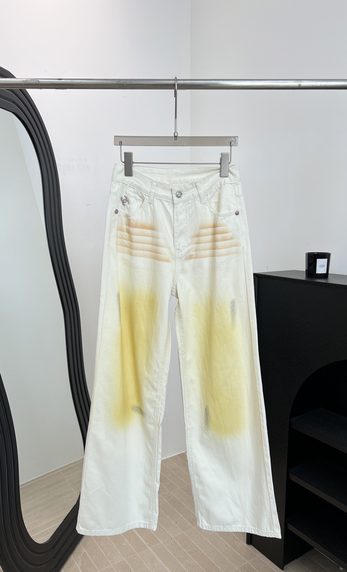 NO:804920,ChaneI Xiaoxiang spring and summer new style white gradient dyed jeans, gradient dyeing design, trouser legs with yellow and white gradient, high-waisted straight version, cotton fabric is wear-resistant and breathable, casual version, size S M L,,chanel,jeans,19860909ChaneI 小香 春夏新款 白色渐变染色牛仔裤、采用渐变染色设计、裤腿黄白渐变、高腰直筒版型、棉质面料耐磨透气、休闲版型 码数S M L,,chanel,jeans,,Women's clothing